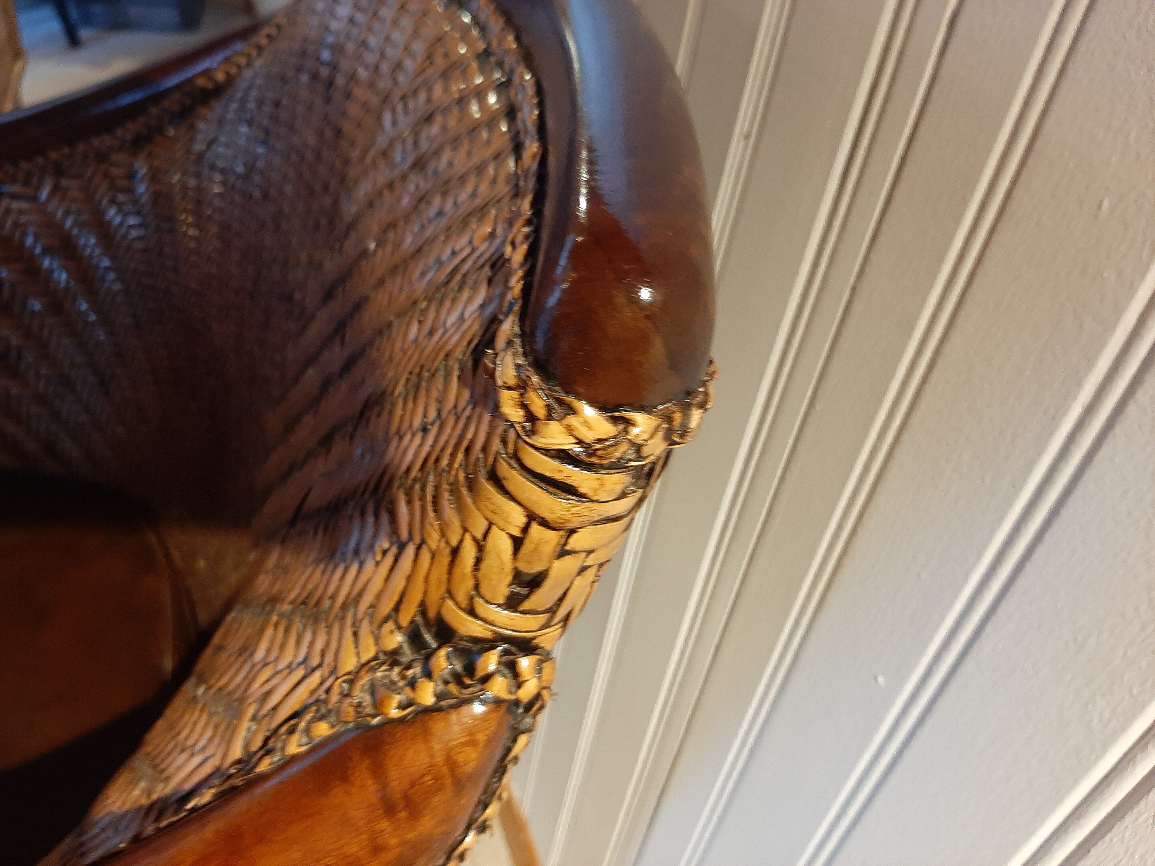 Fauteuil rotin tressé et bois exotique