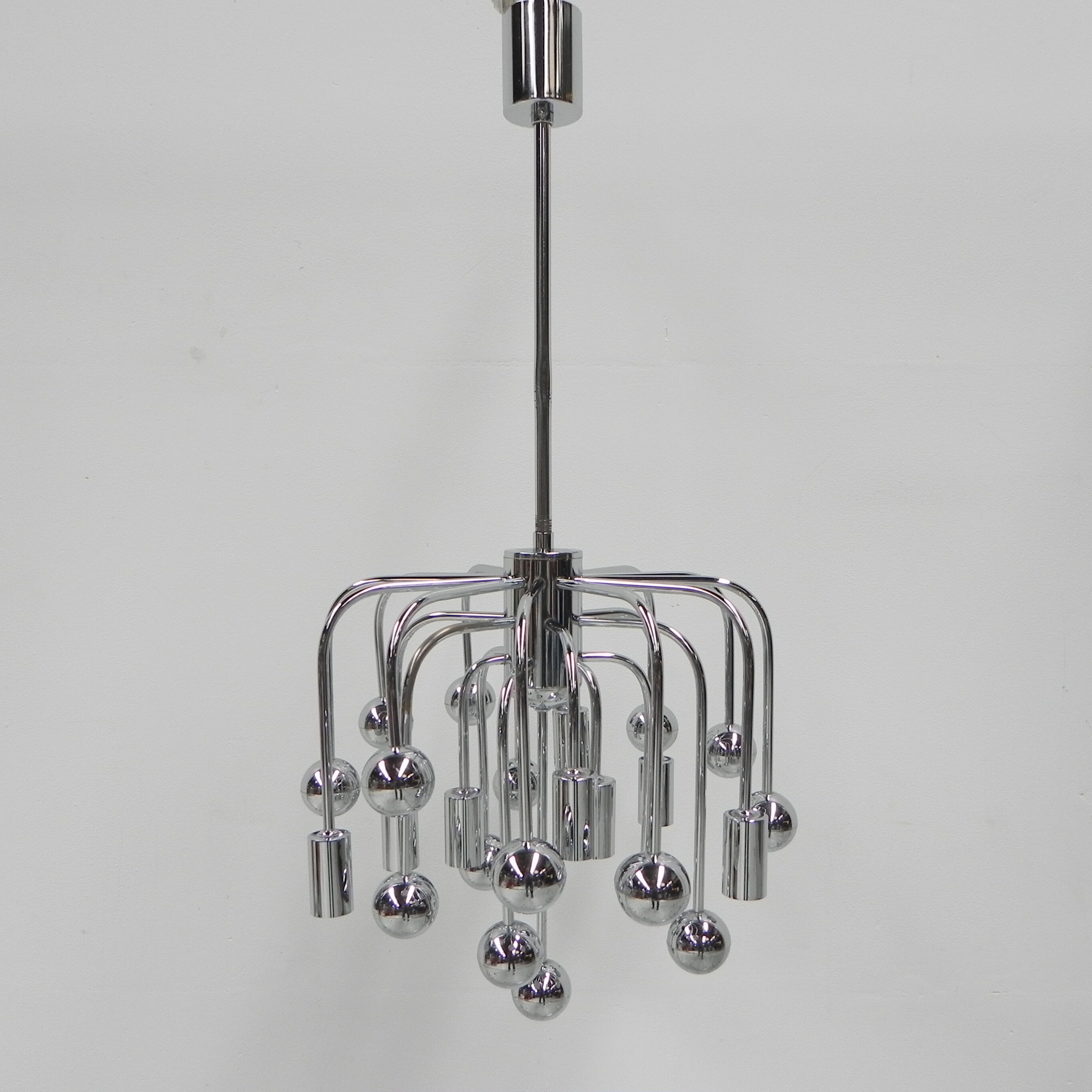 Suspension Spoutnik vintage avec 9 points lumineux et 16 globes chromés