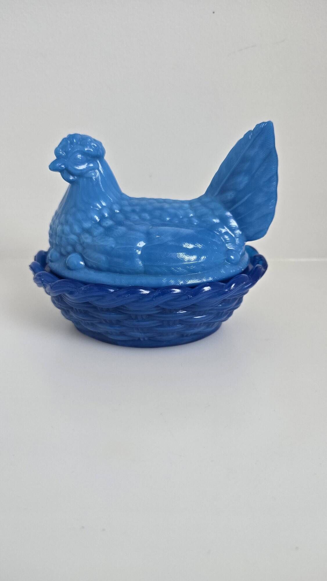 Bonbonnière chicken on its nest in blue opaline, Portieux-Vallérysthal