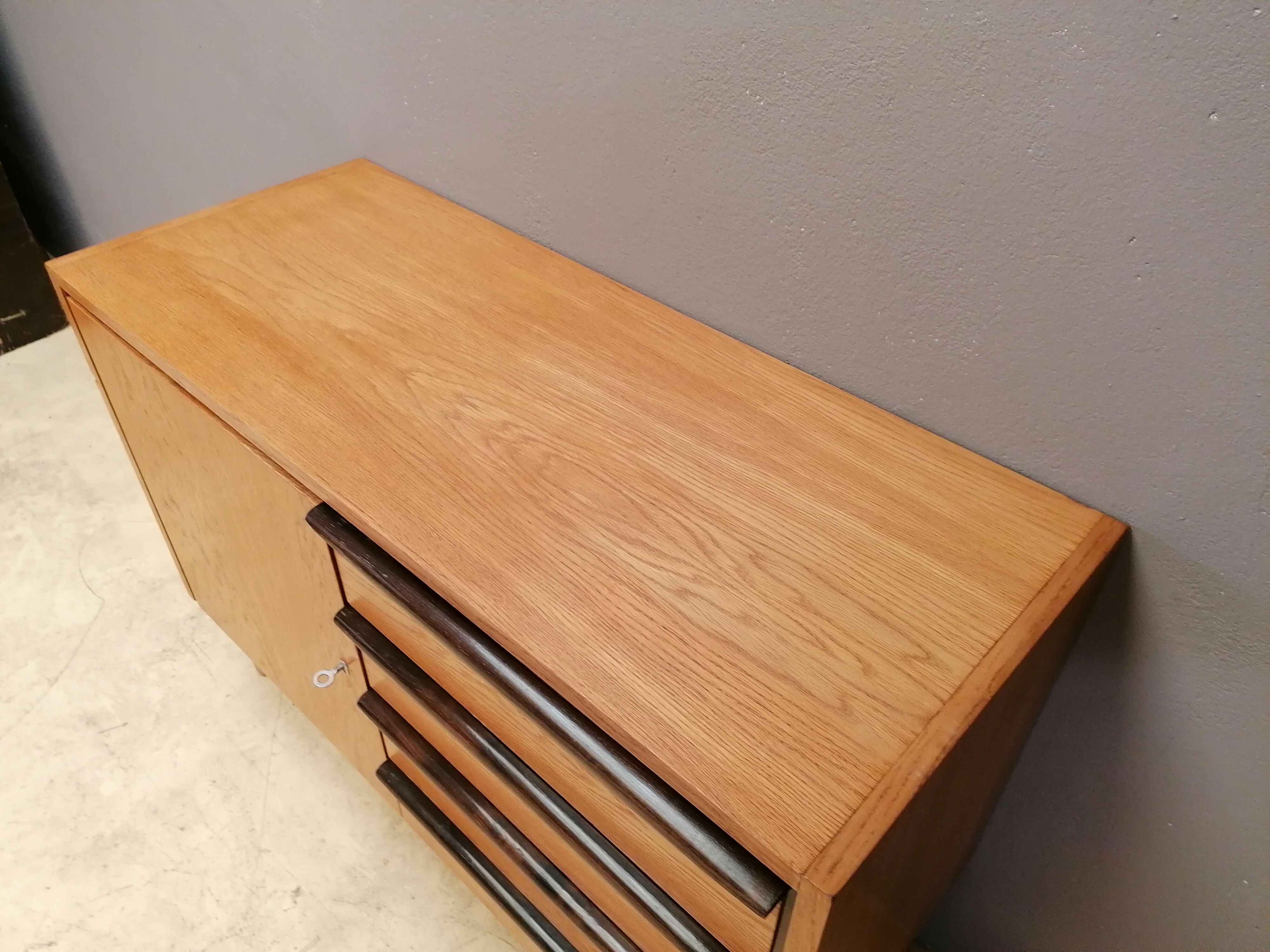 Cmmode vintage en bois, ex Tchécoslovaquie, style scandinave, 1960