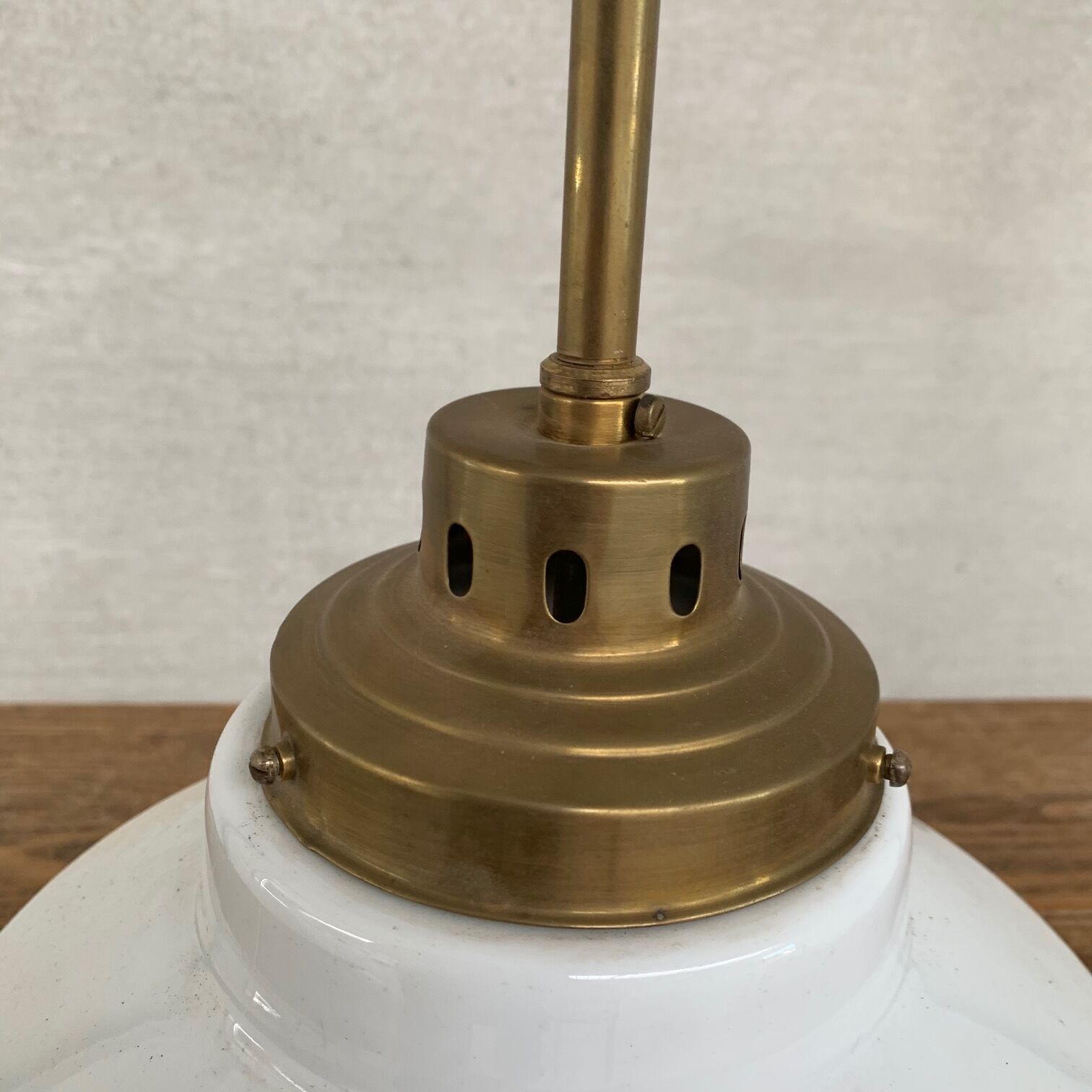 Suspension allemande antique à deux tons sur la galerie de tiges en laiton