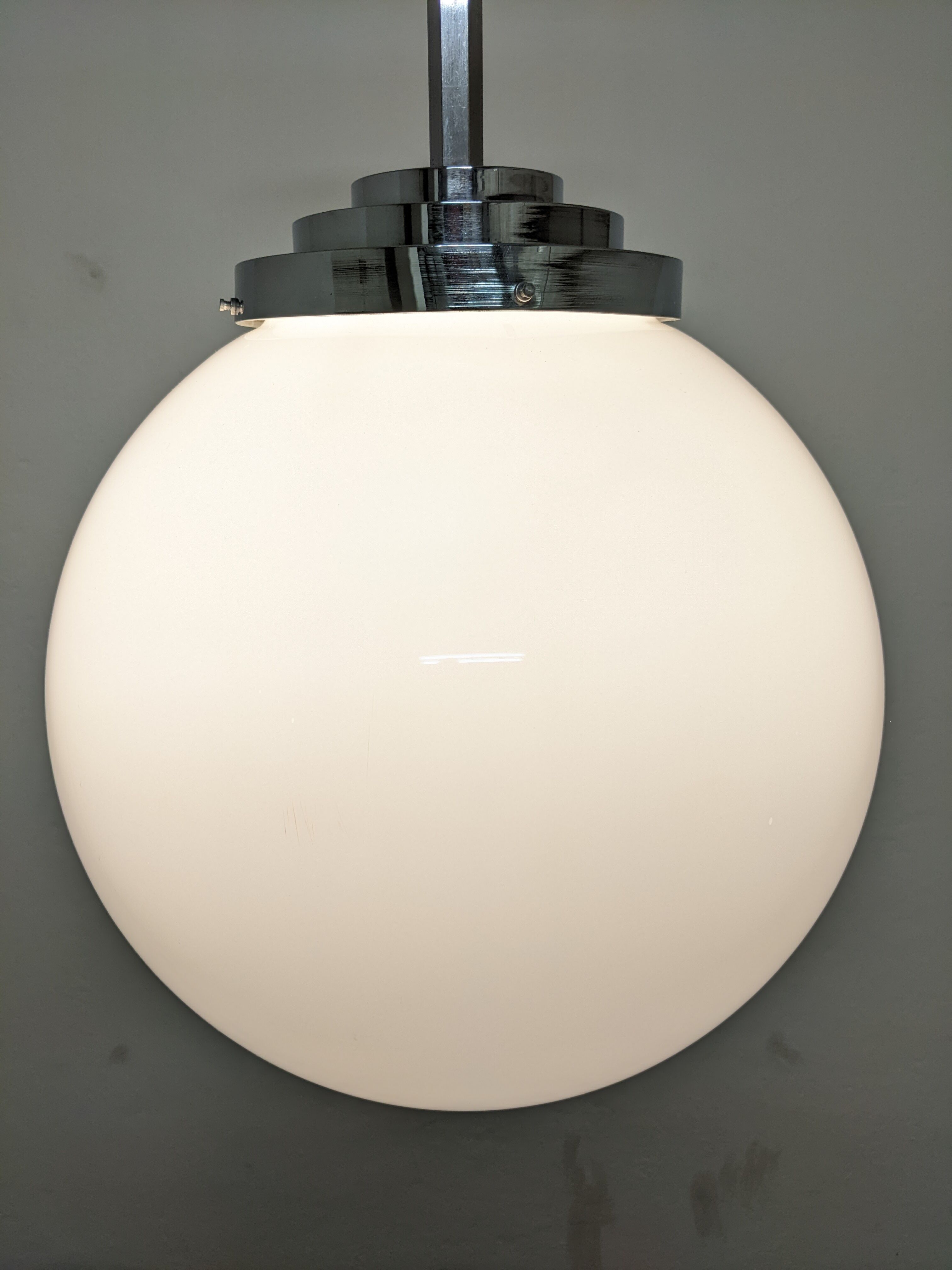 Ball suspension in opaline art deco