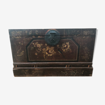 Painted old wood chest (Asia)