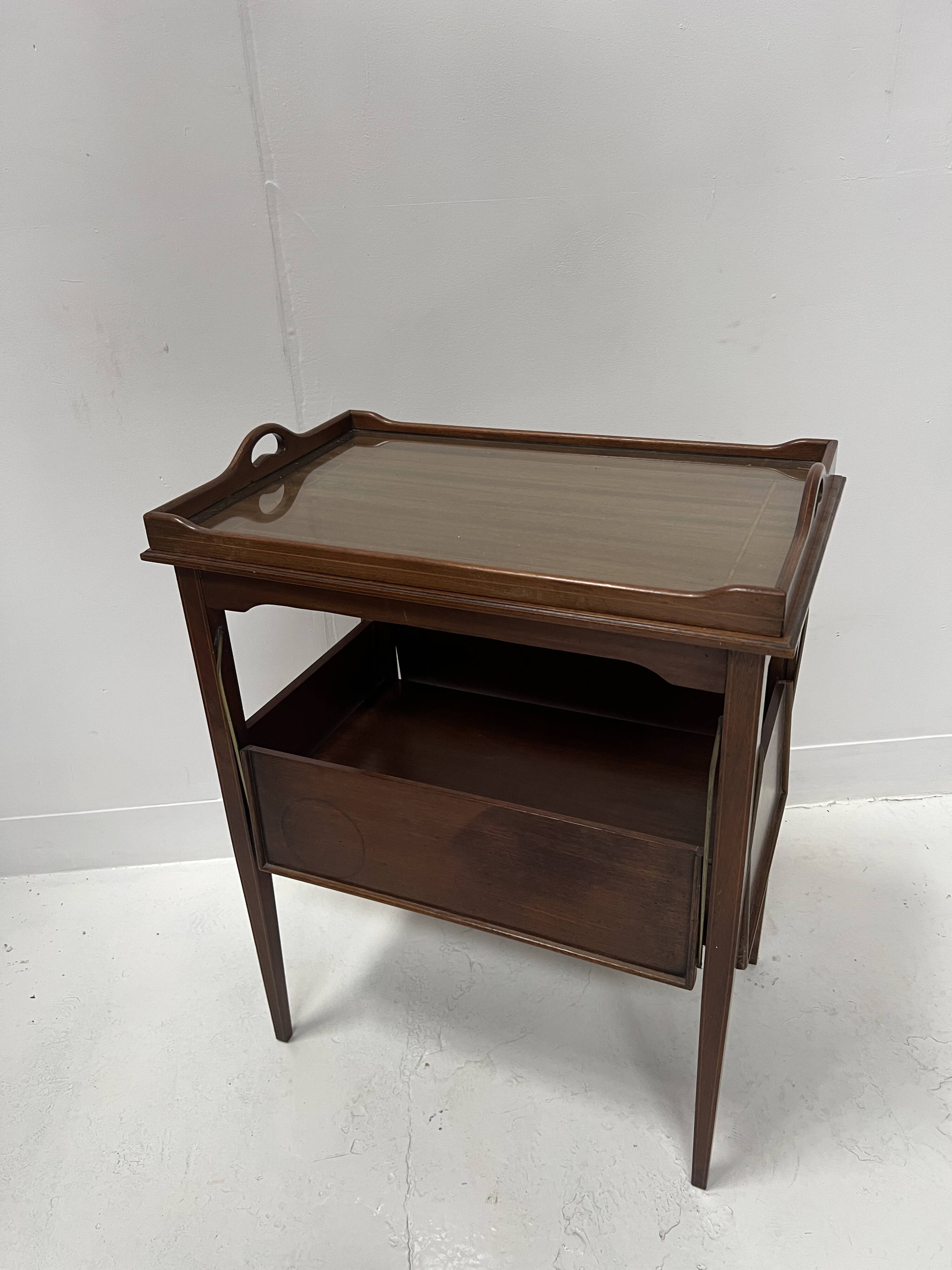 Mahogany serving table with marquetry inlay decoration, 20th century.