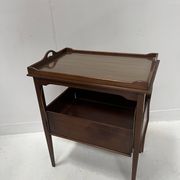 Table a desservir en acajou a décor de filet de marquèterie XX siècle