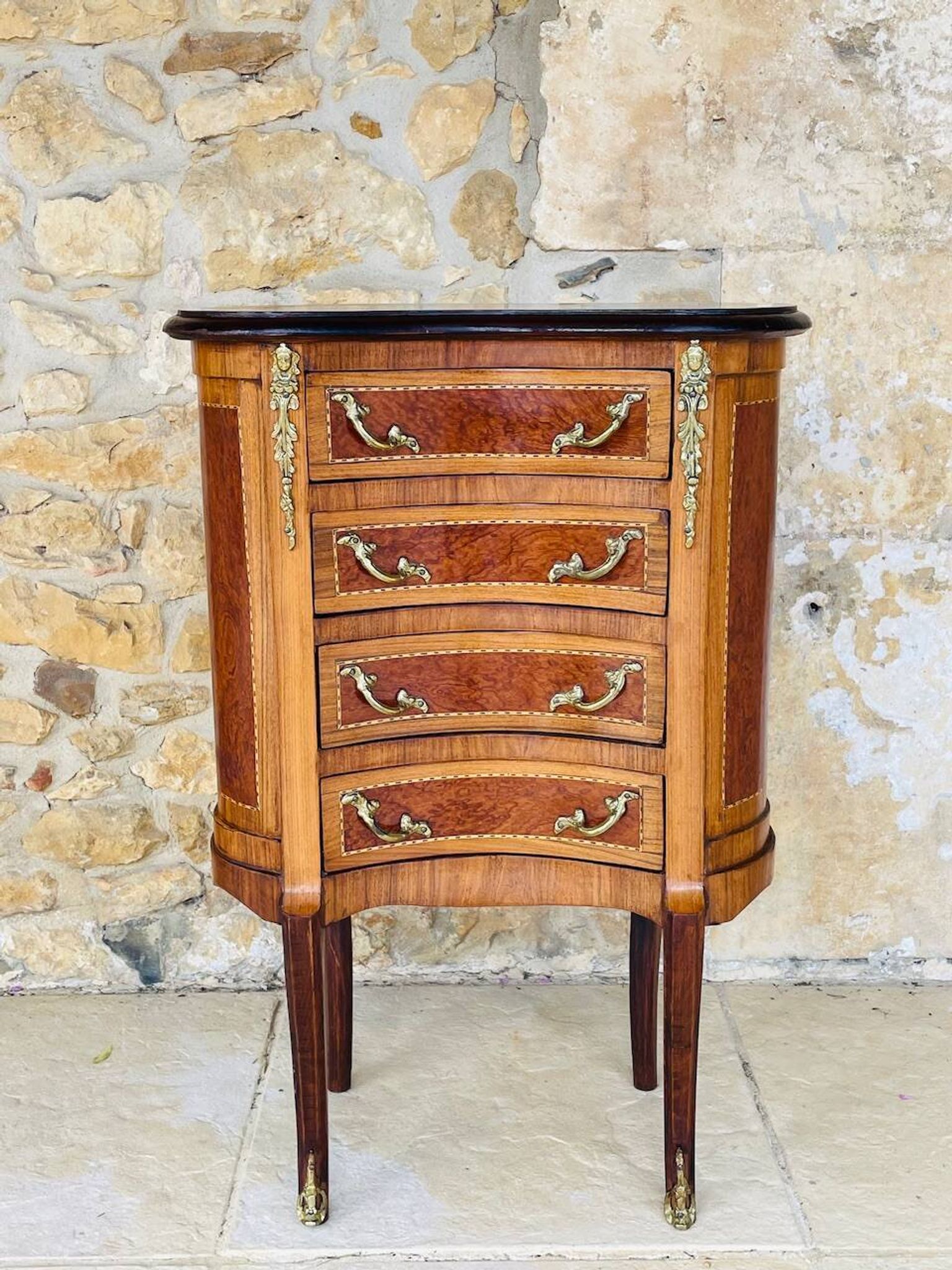 Commode style Louis XV en loupe d'orme et noyer
