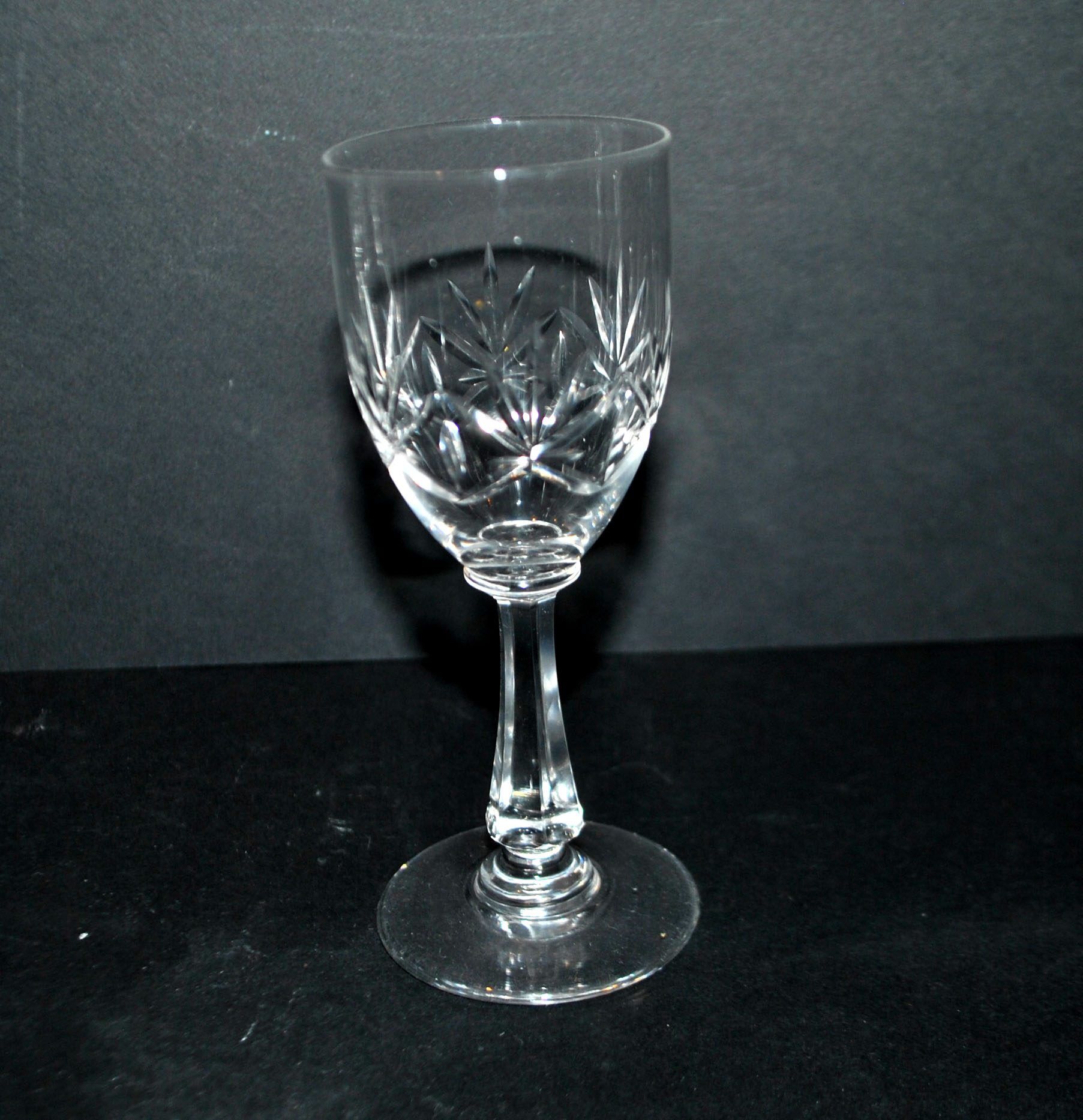 Saint-Louis set of 6 stemmed crystal glasses with palmette design, circa 1900, H11.5