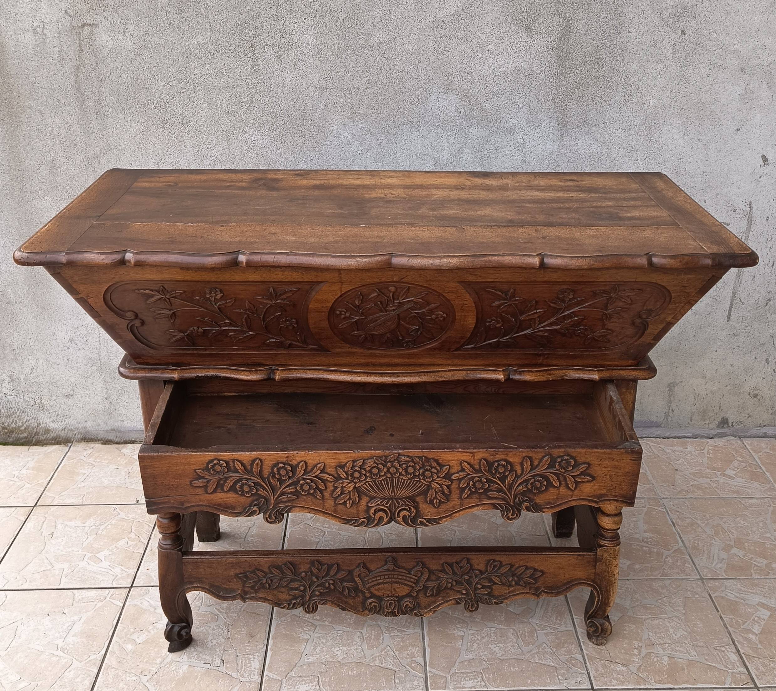 Provençal kneading trough in walnut from the 18th century.