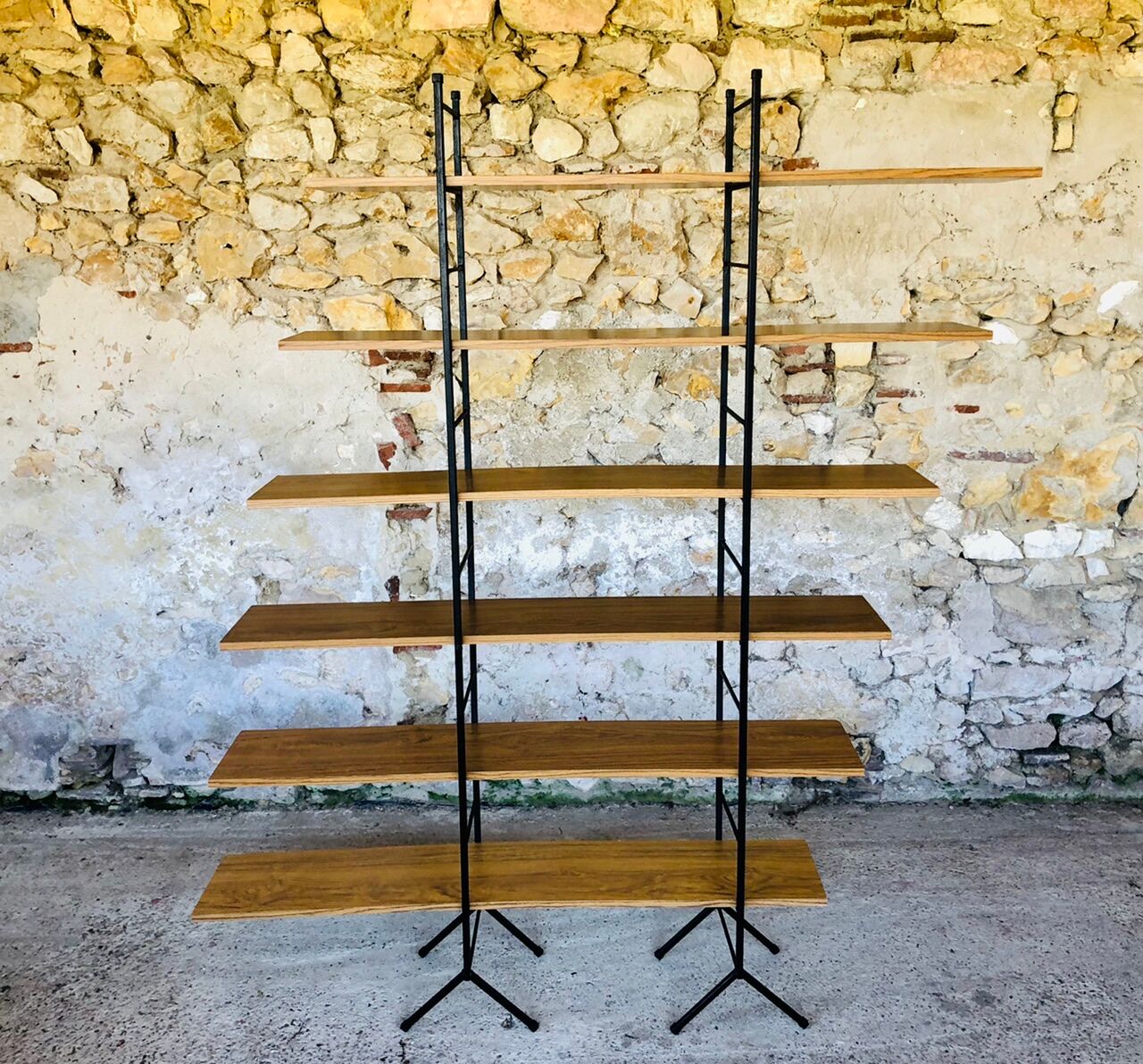 Wall system has 6 Scandinavian modular shelves