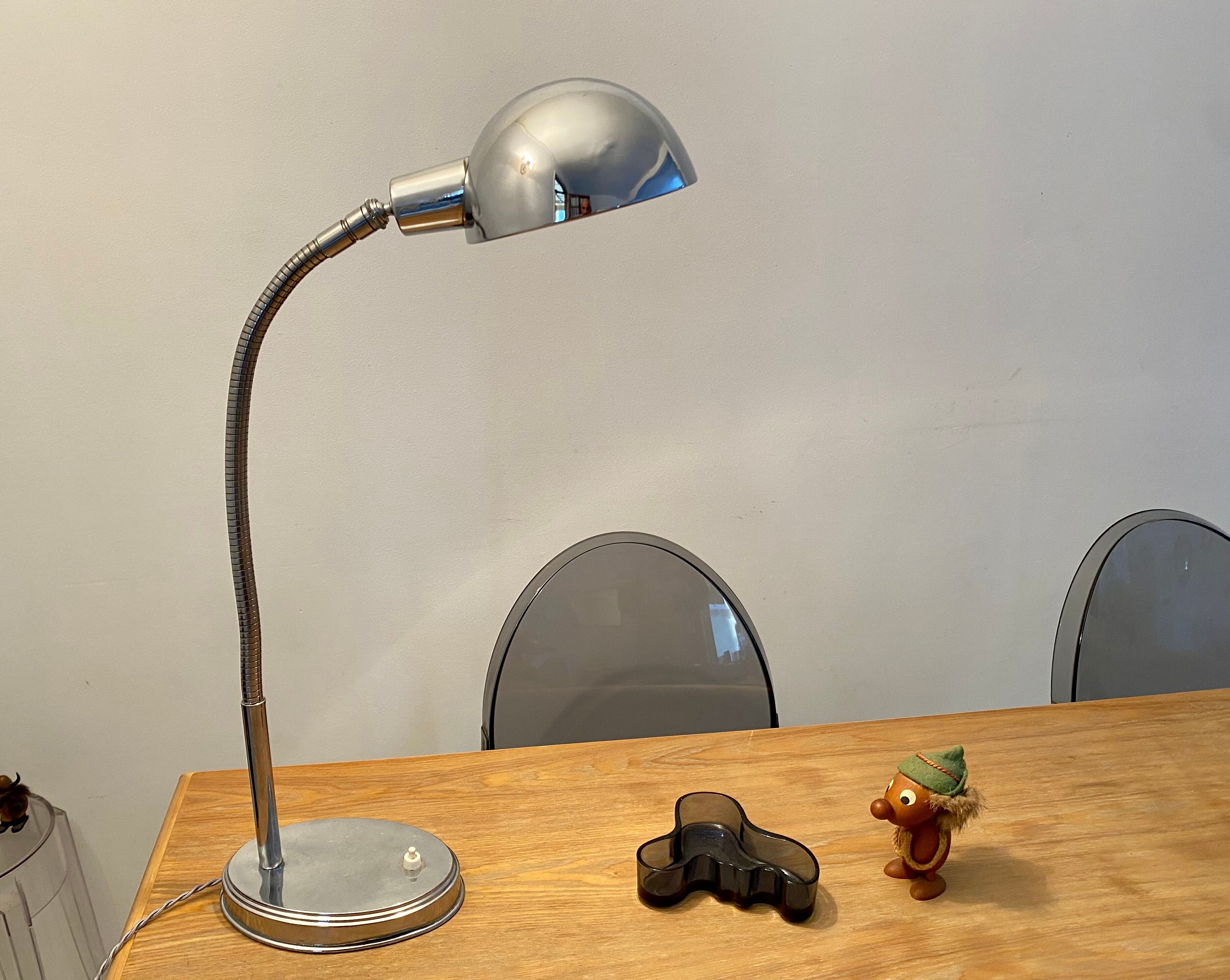 Flexible desk lamp vintage art deco design