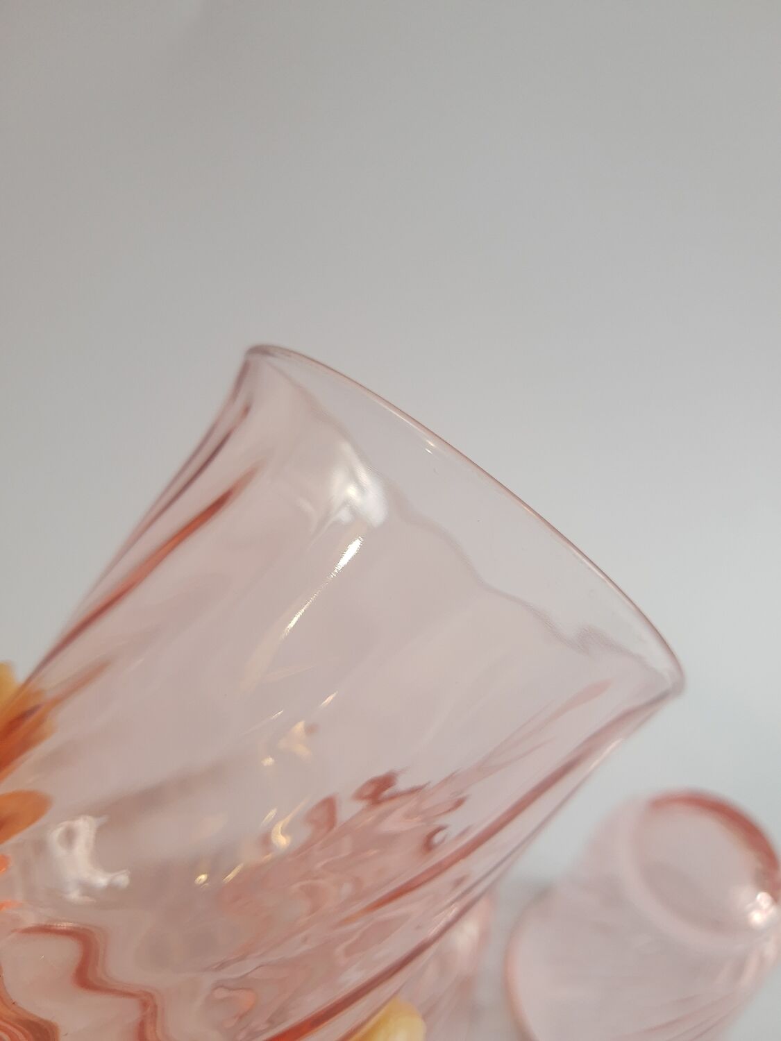 Set de 4 verres à eau en verre rose torsadé vintage