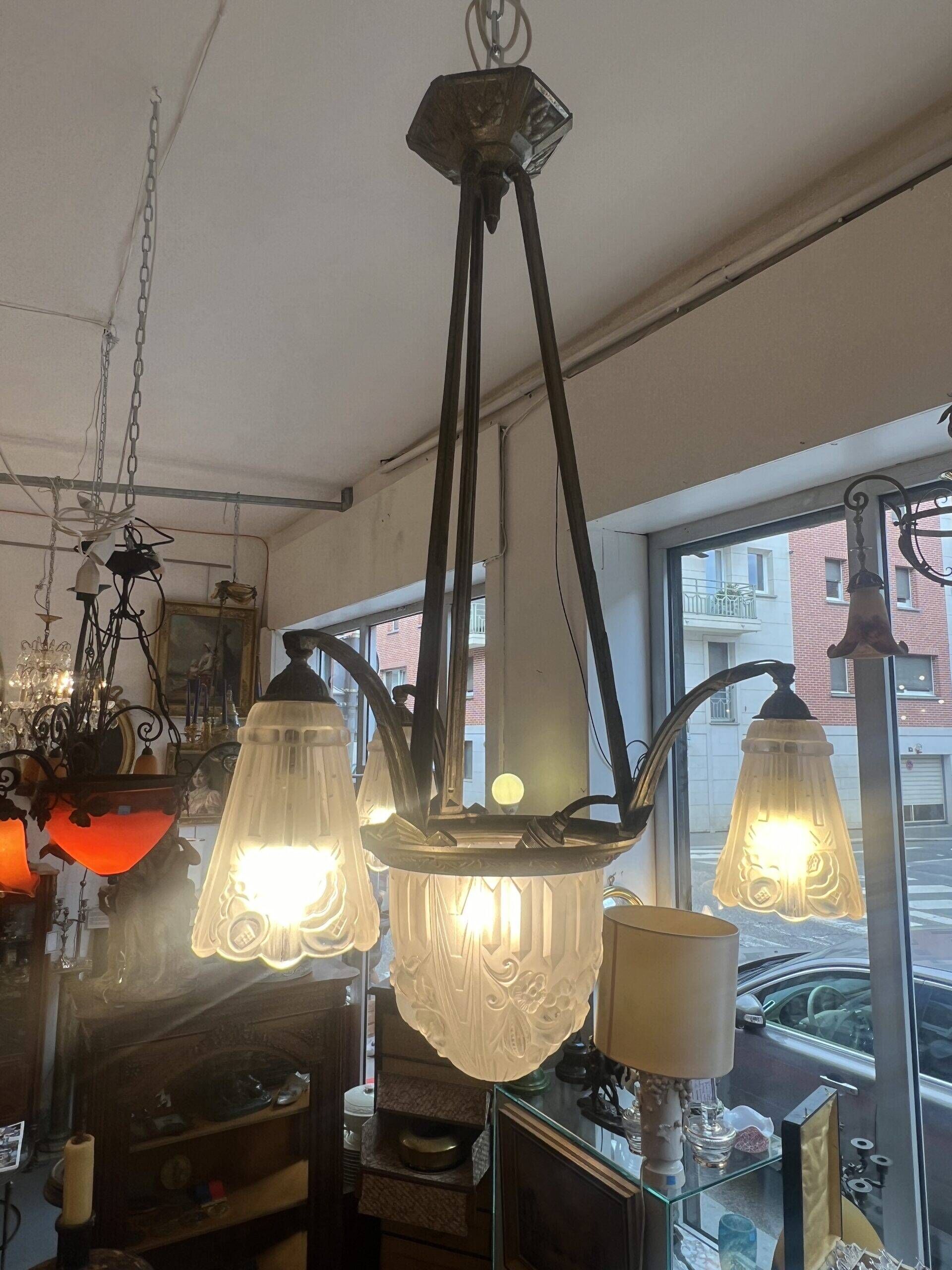 Pierre Gilles, beautiful art deco chandelier circa 1930 in bronze and molded glass