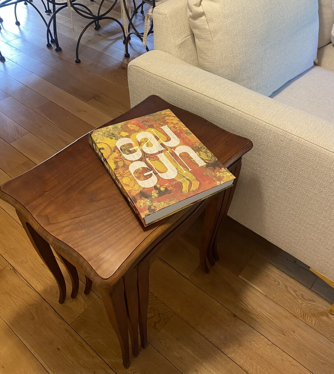 Trois tables gigognes de style Louis XV