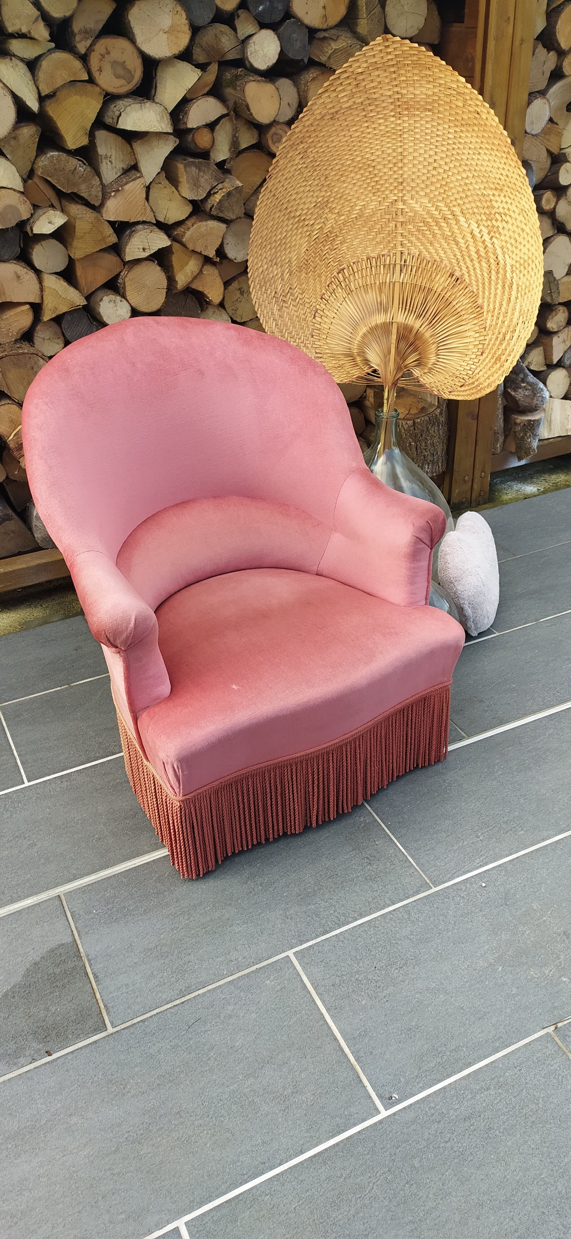 Pink velvet toad armchair with fringes