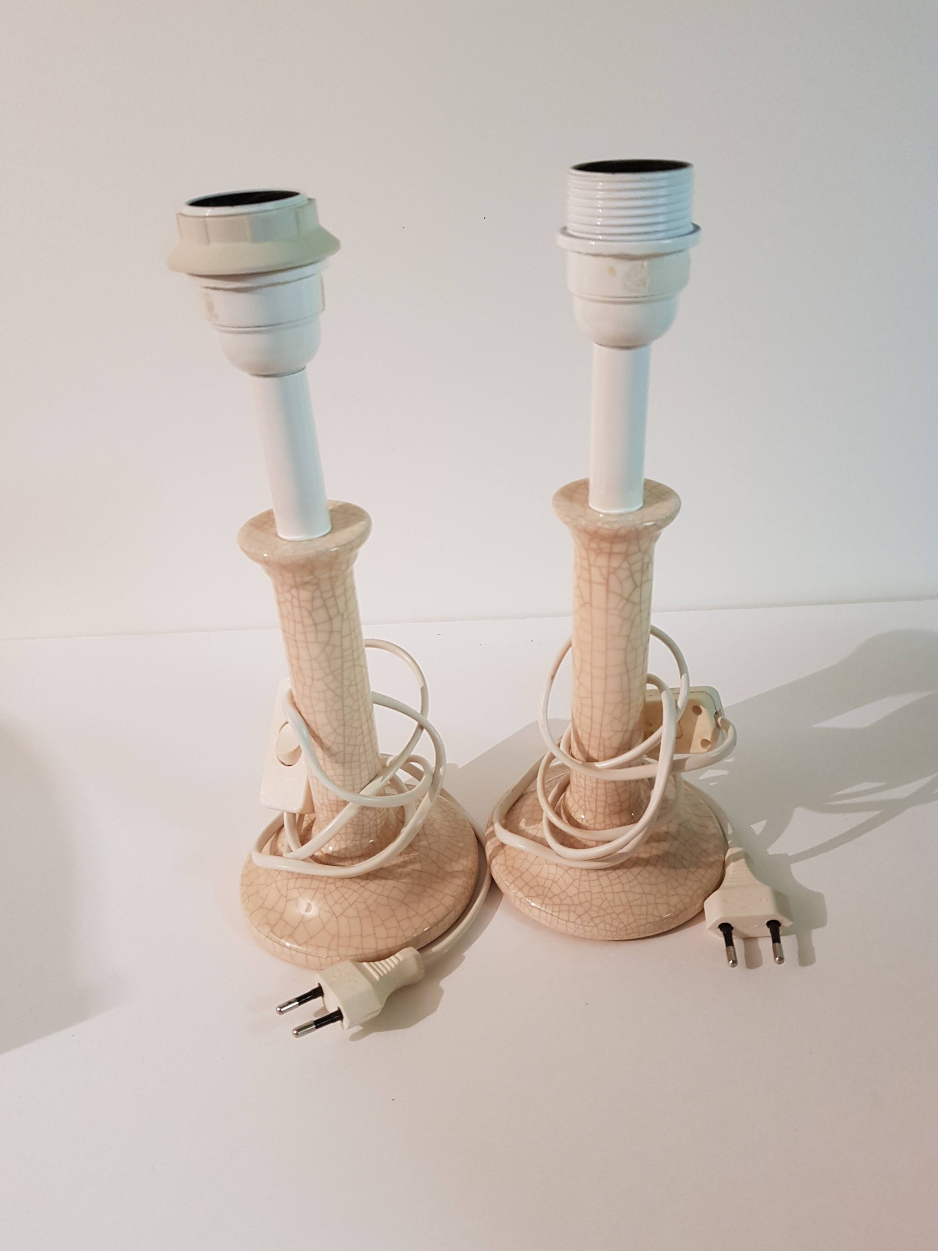 2 bedside lamps