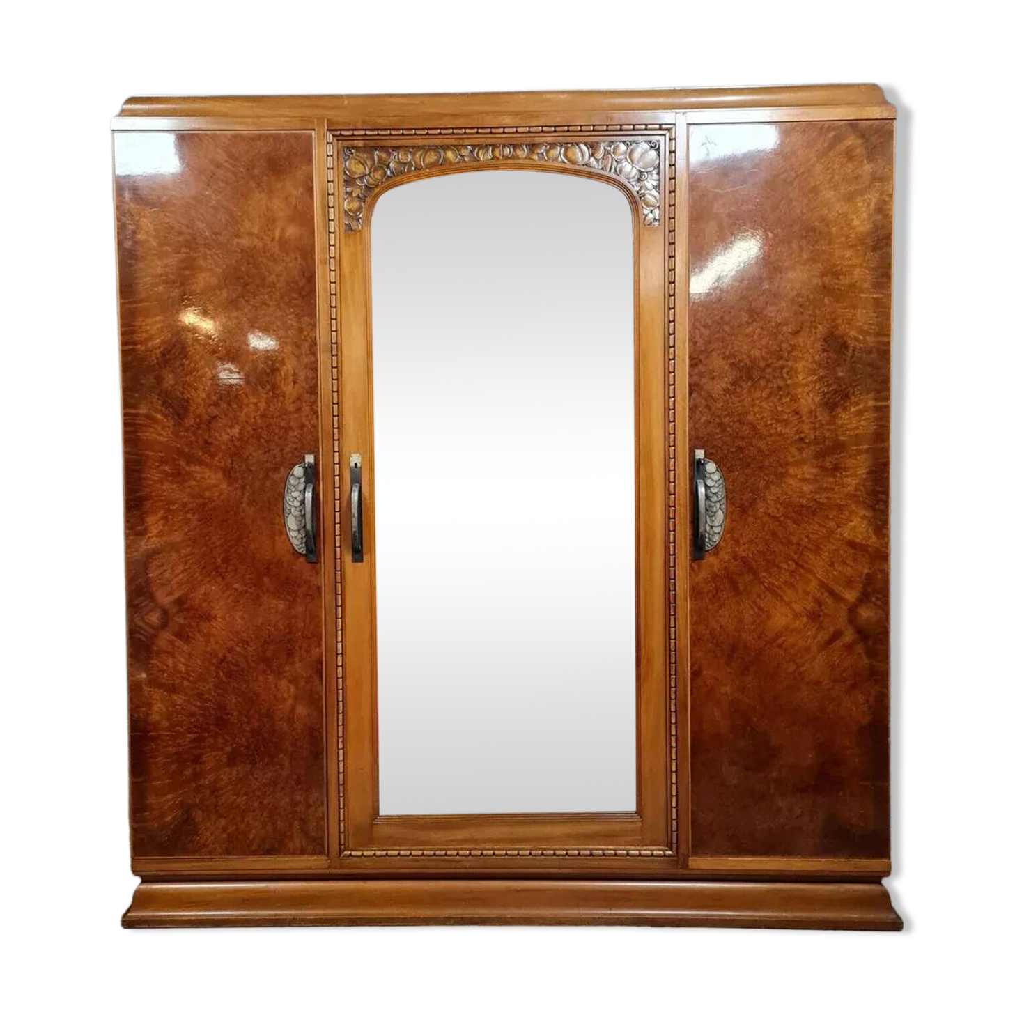 Art Deco wardrobe in burl wood, circa 1925-1930.