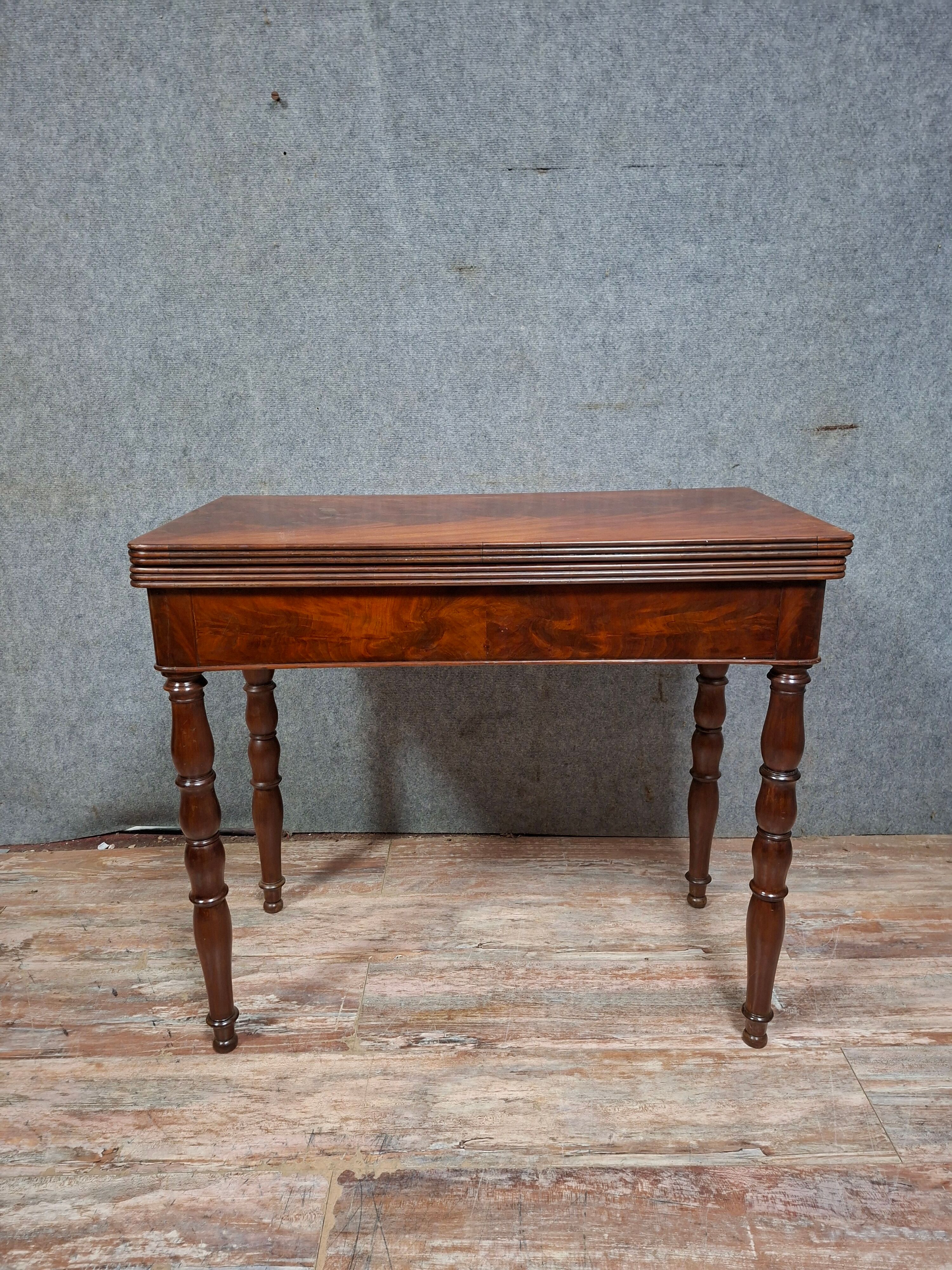 Mahogany game table – Louis-Philippe period, 19th century