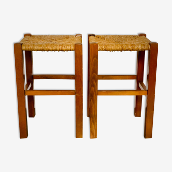 Deux tabourets en bois clair vernis et assise paillée