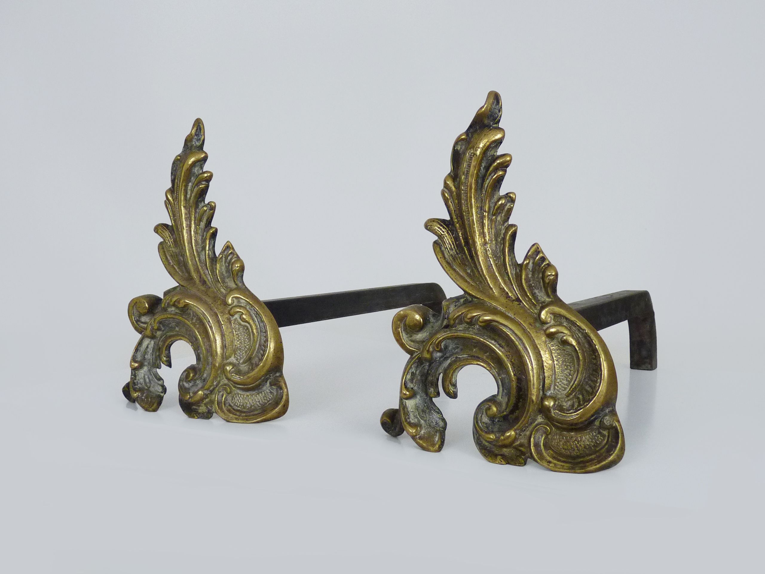 Paire de chenets de cheminée en bronze et fonte. Début XXème