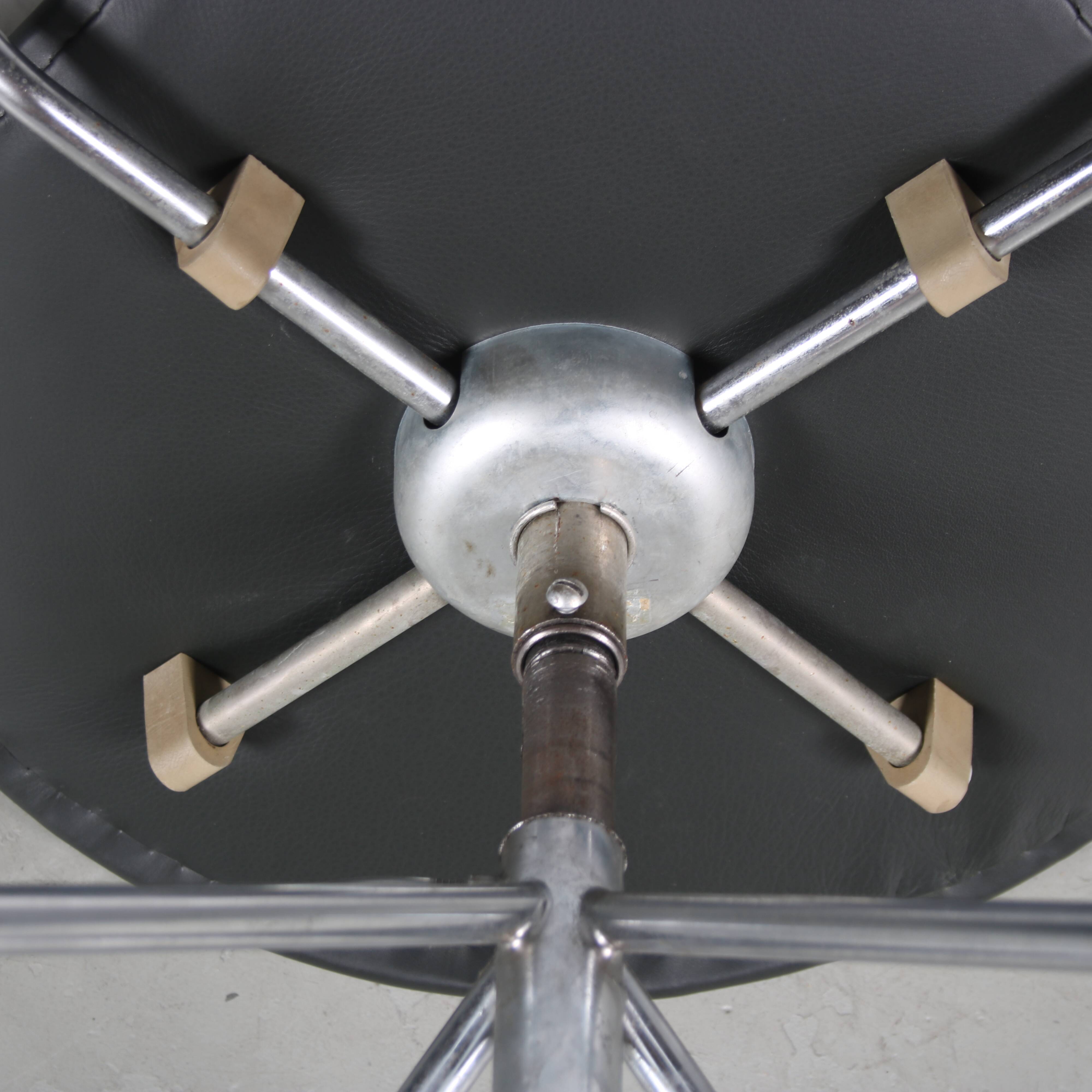 1950s “3217” Swivel desk chair by Arne Jacobsen for Fritz Hansen, Denmark