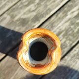 Vase orange en grès pyrité texturé