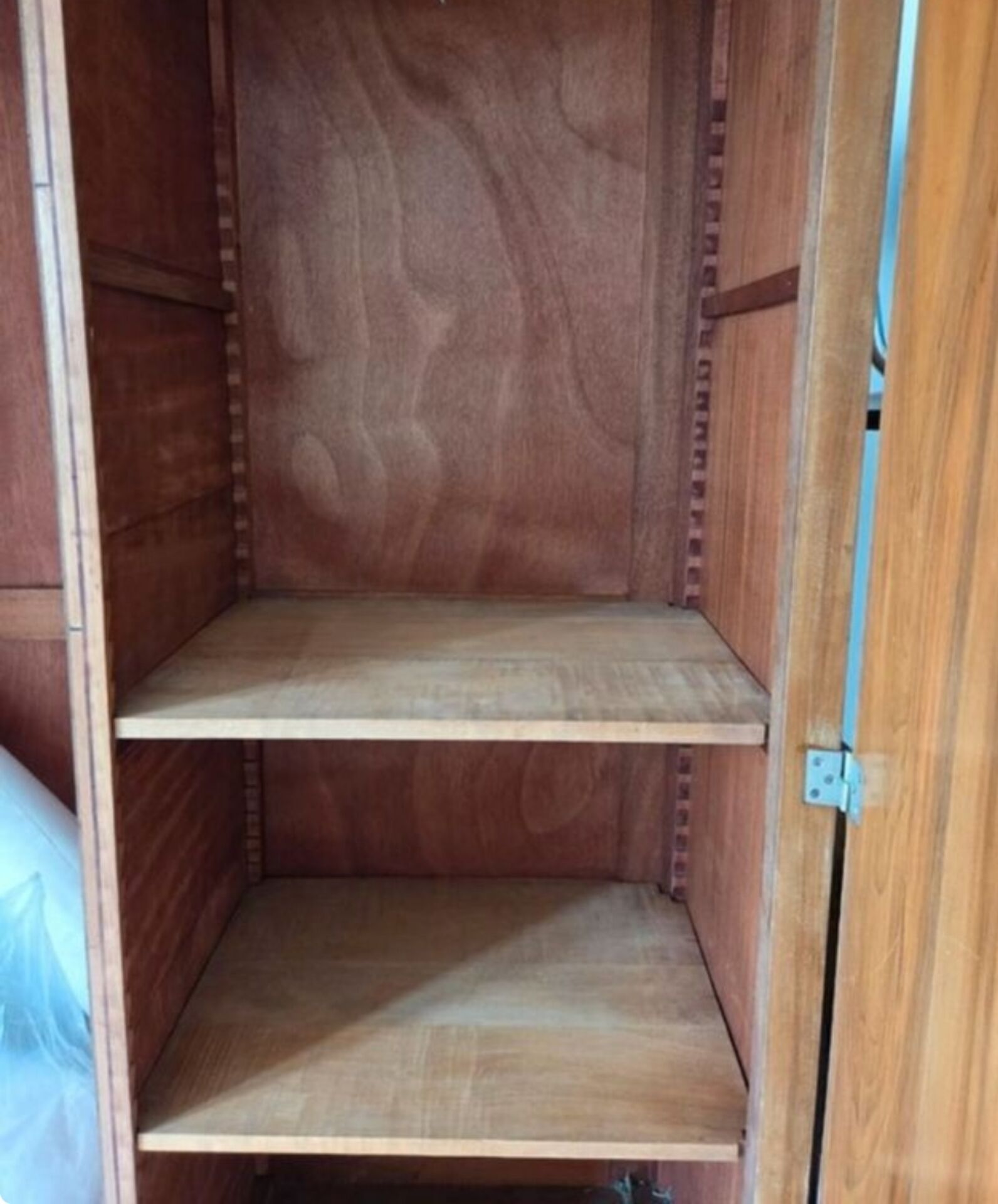 Armoire en bois vintage