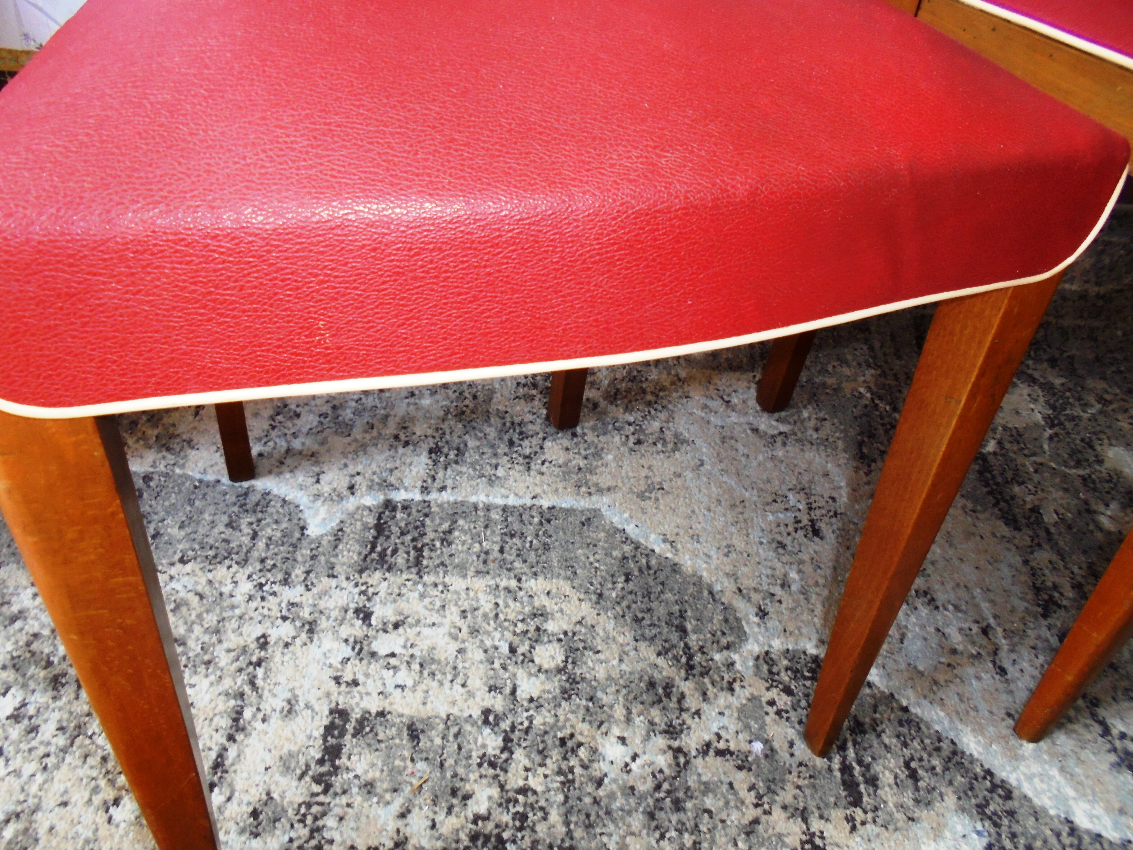 Set of 5 wooden chairs and red skaï