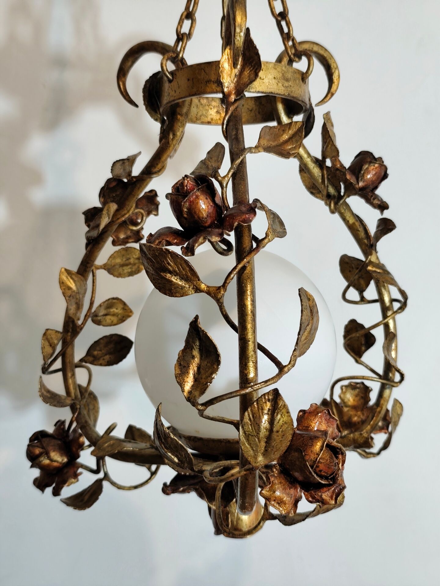 Suspension en fer forgé et enfeuille d'or, Espagne, années 1970