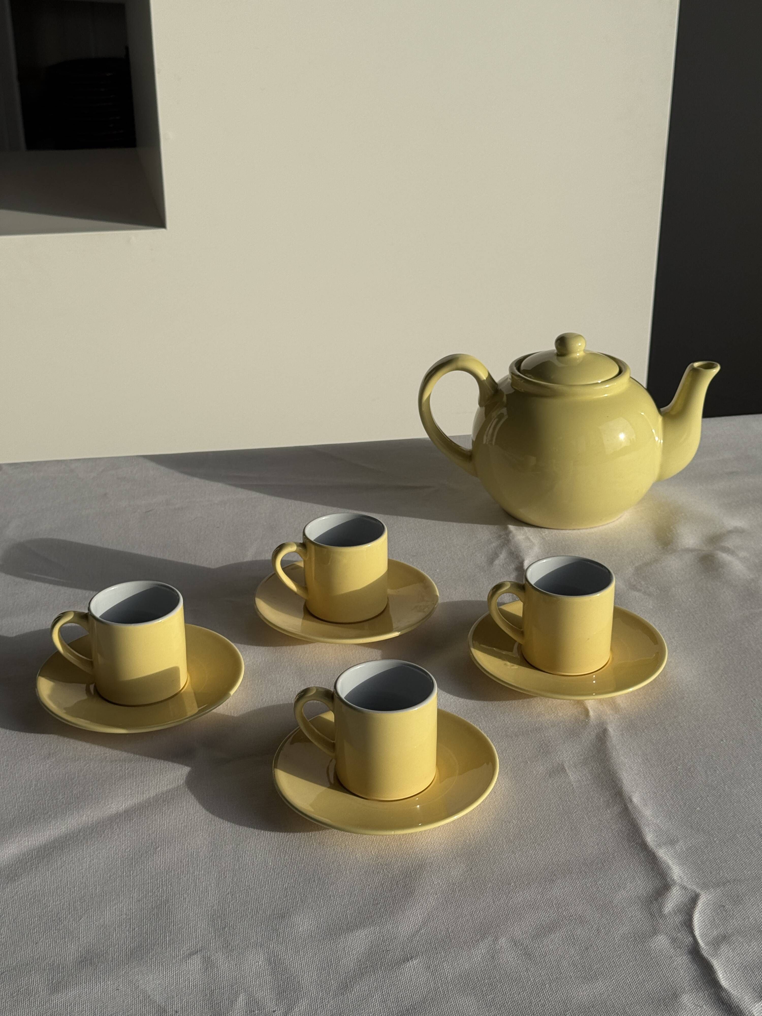 Set of 4 vintage yellow Italian espresso cups and saucers.