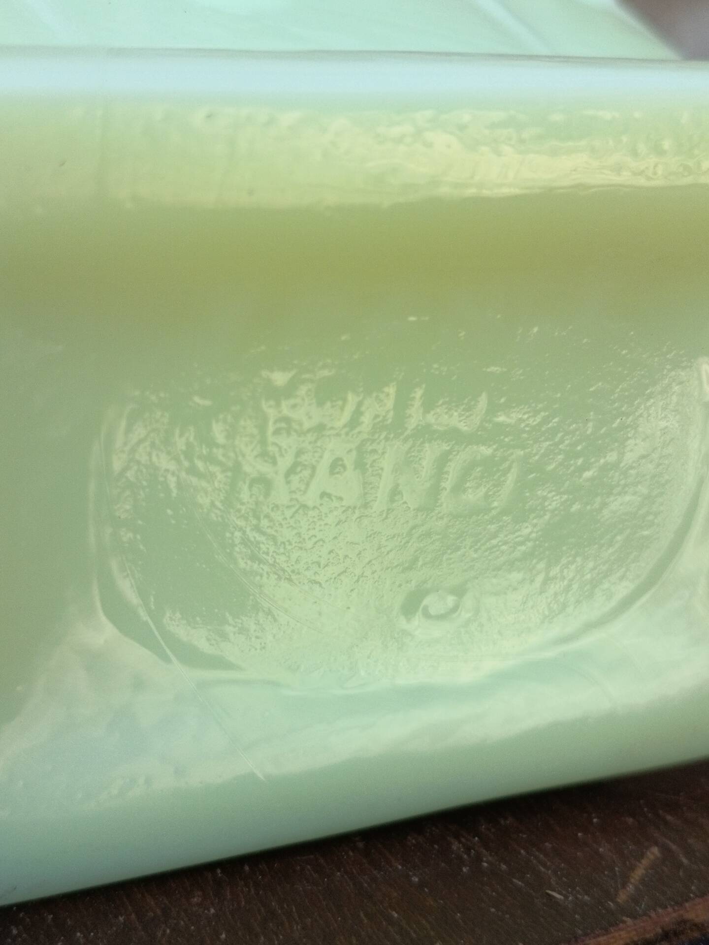 Paire de vases Art Déco en opaline uranifère vers 1930