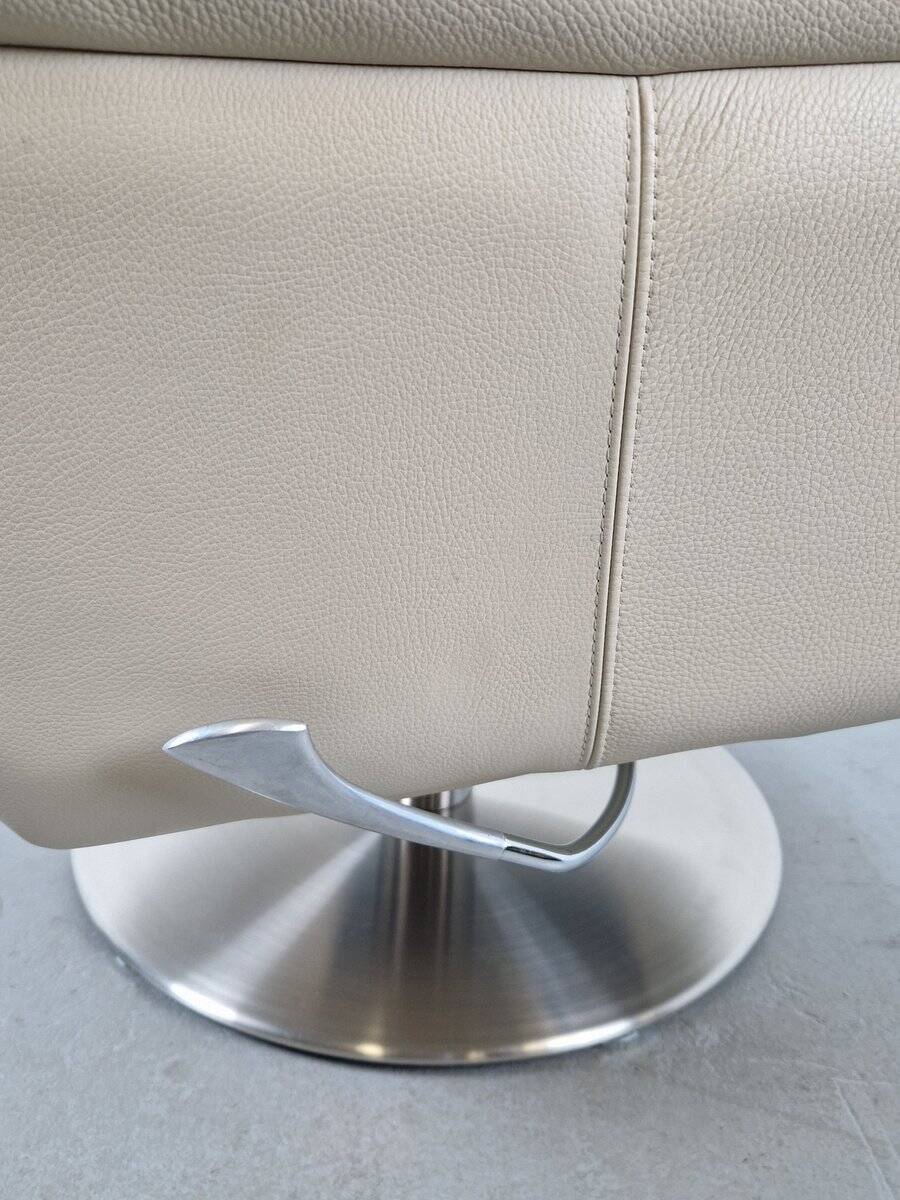 Fauteuil Cece pivotant en cuir de Leolux