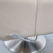Fauteuil Cece pivotant en cuir de Leolux