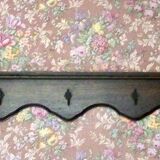 Wooden shelf display for pans