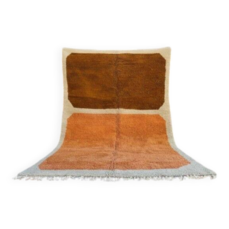 Traditional Berber rug in natural wool, size 150 x 250 cm.