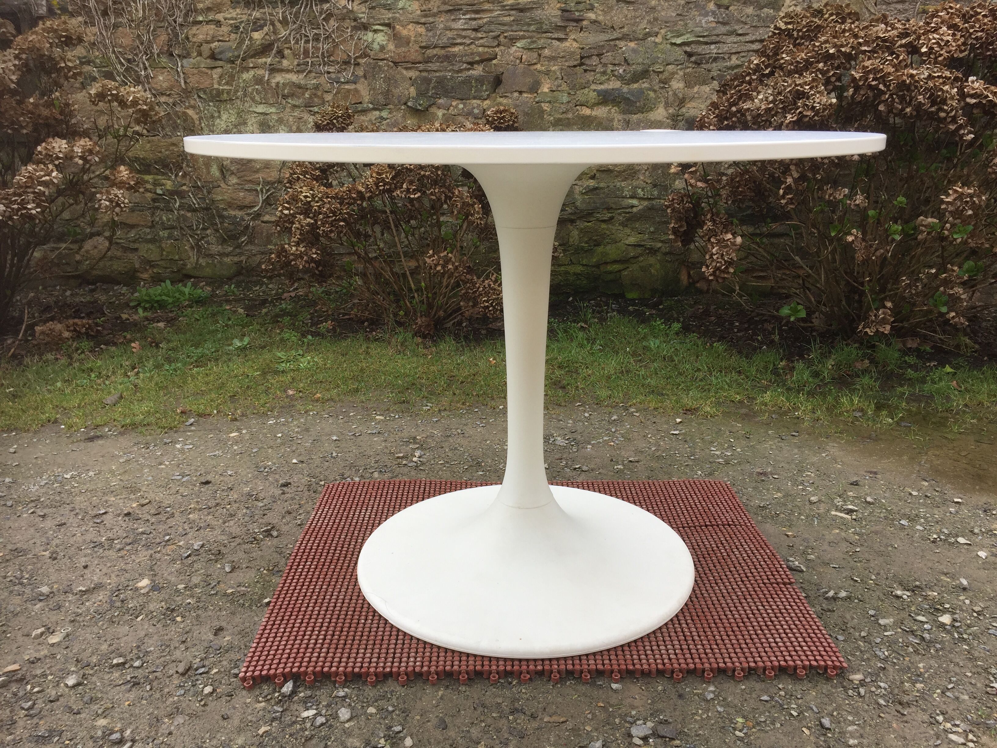 Vintage tulip base table in white pvc