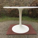 Vintage tulip base table in white pvc