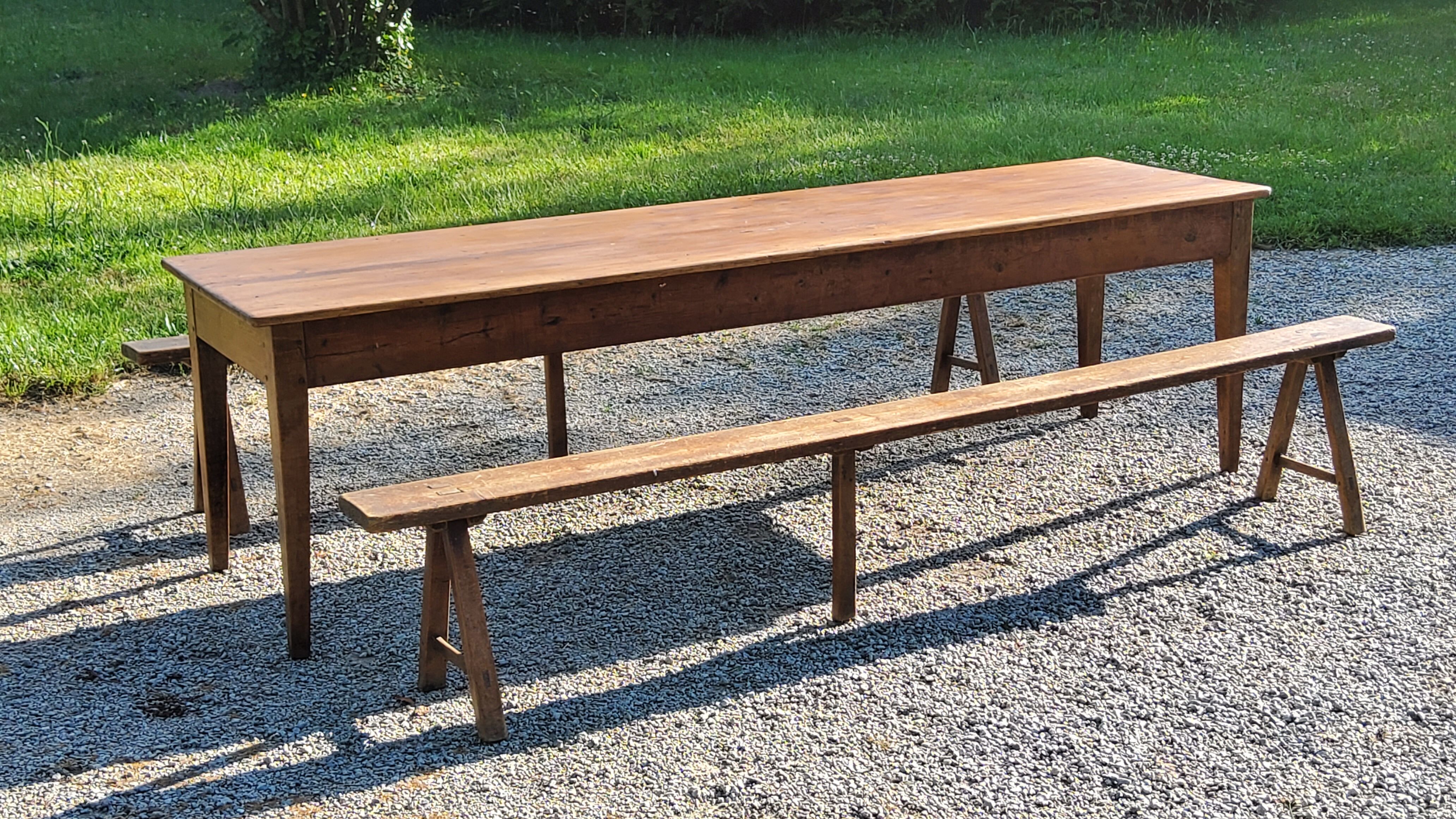 Farm table nineteenth century feet spindles 251cm and its 2 benches