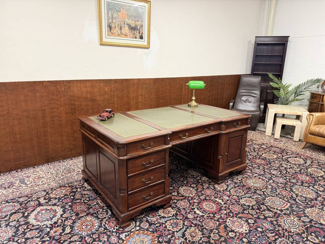 English Classic Chesterfield Partnerdesk Desk