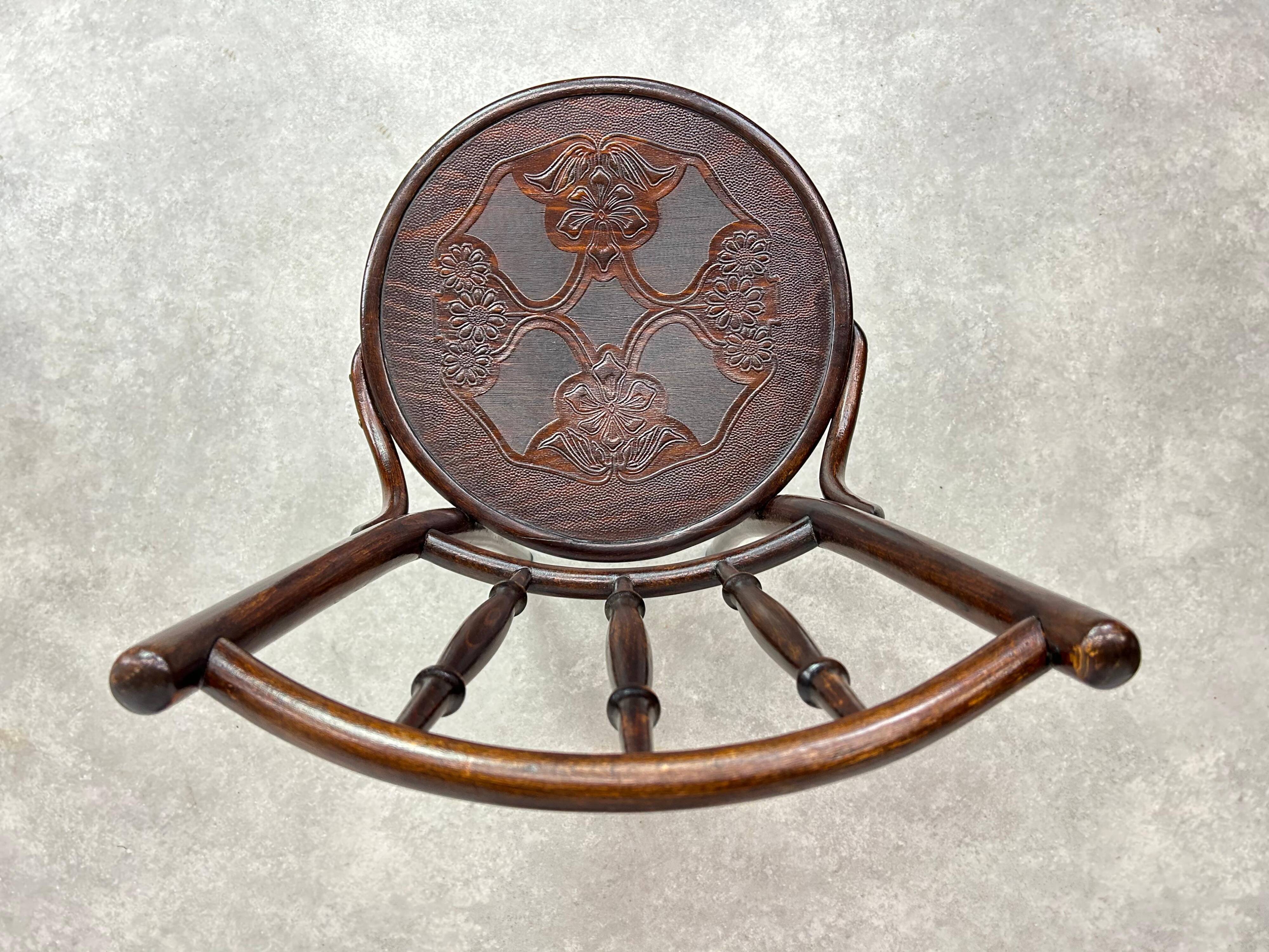 Curved wooden dining chairs by Thonet Mundus