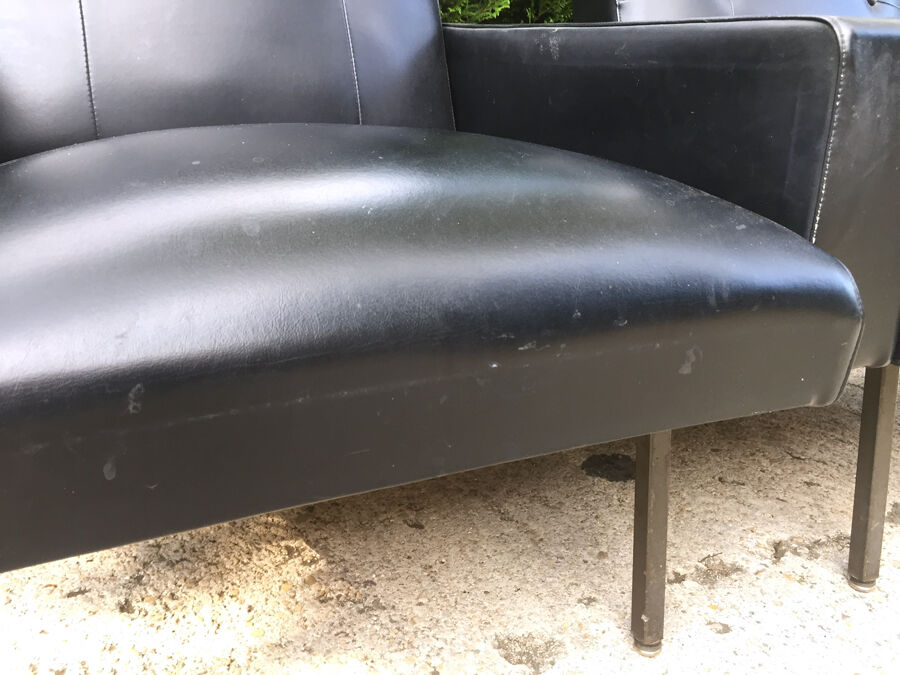 Paire de fauteuils skaï noir, 1960