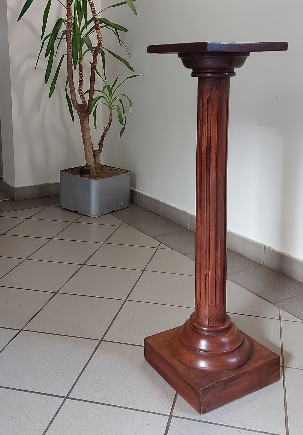 Fluted column in solid wood
