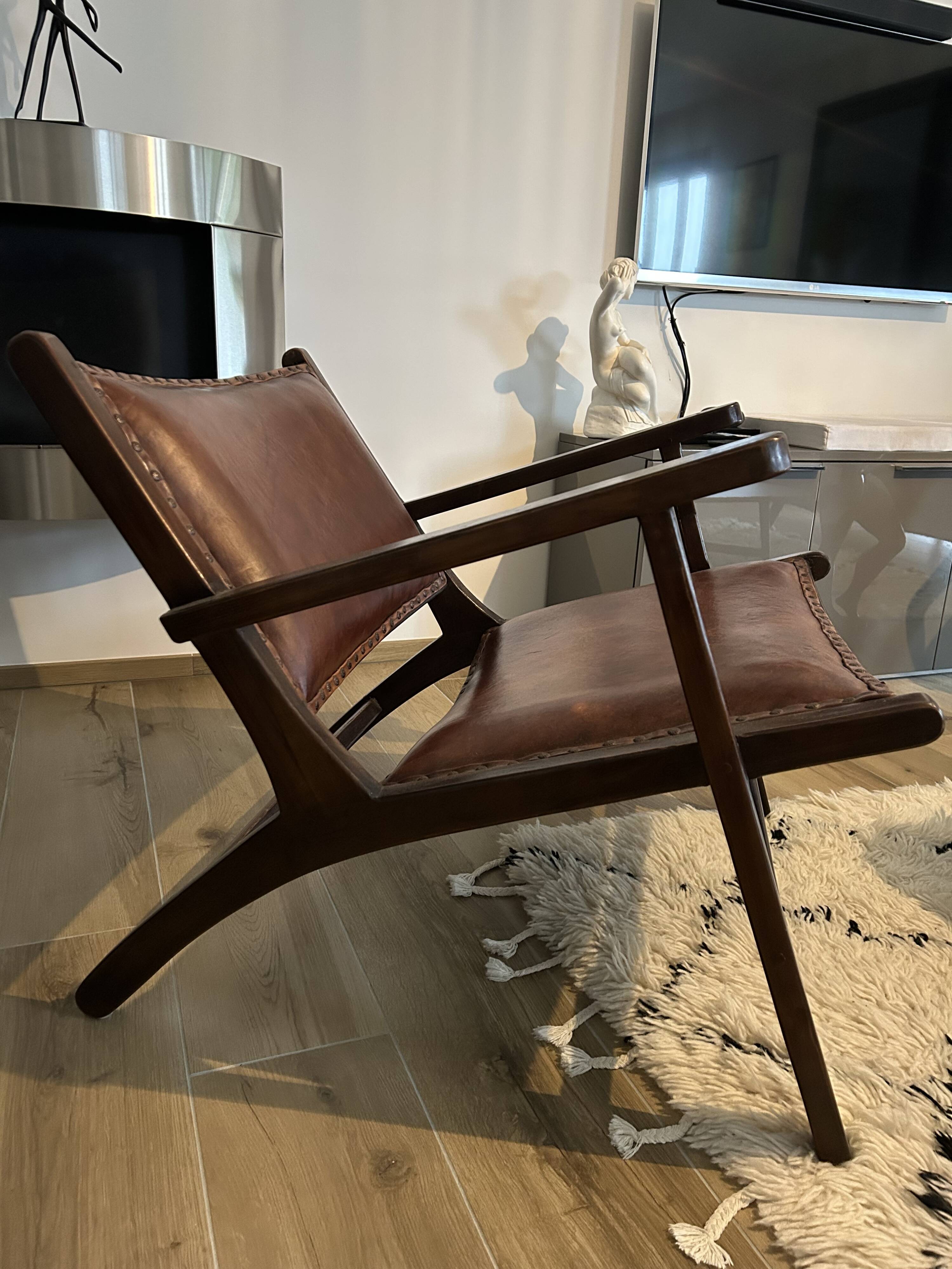 Armchair in wood and leather