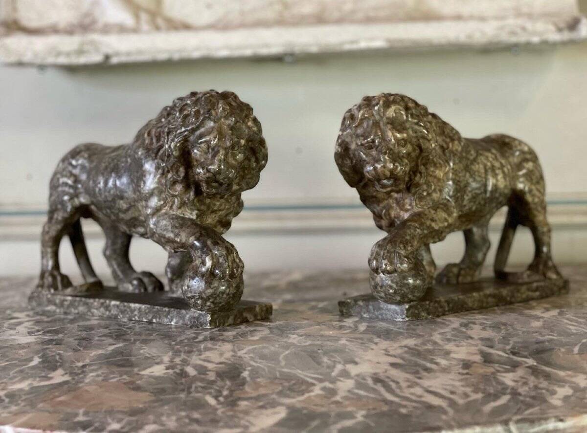 Pair of Medici lions in alabaster, Italy 19th century