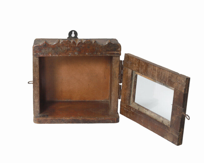 Little old wall showcase box has clock patina of origin india 24x13x24cm