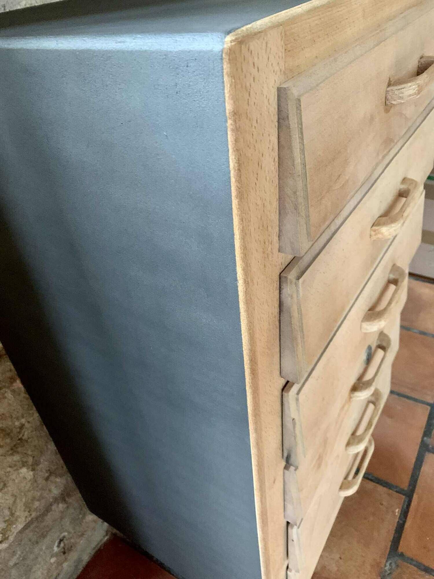 Chest of drawers with 6 drawers in matte cast iron colour.