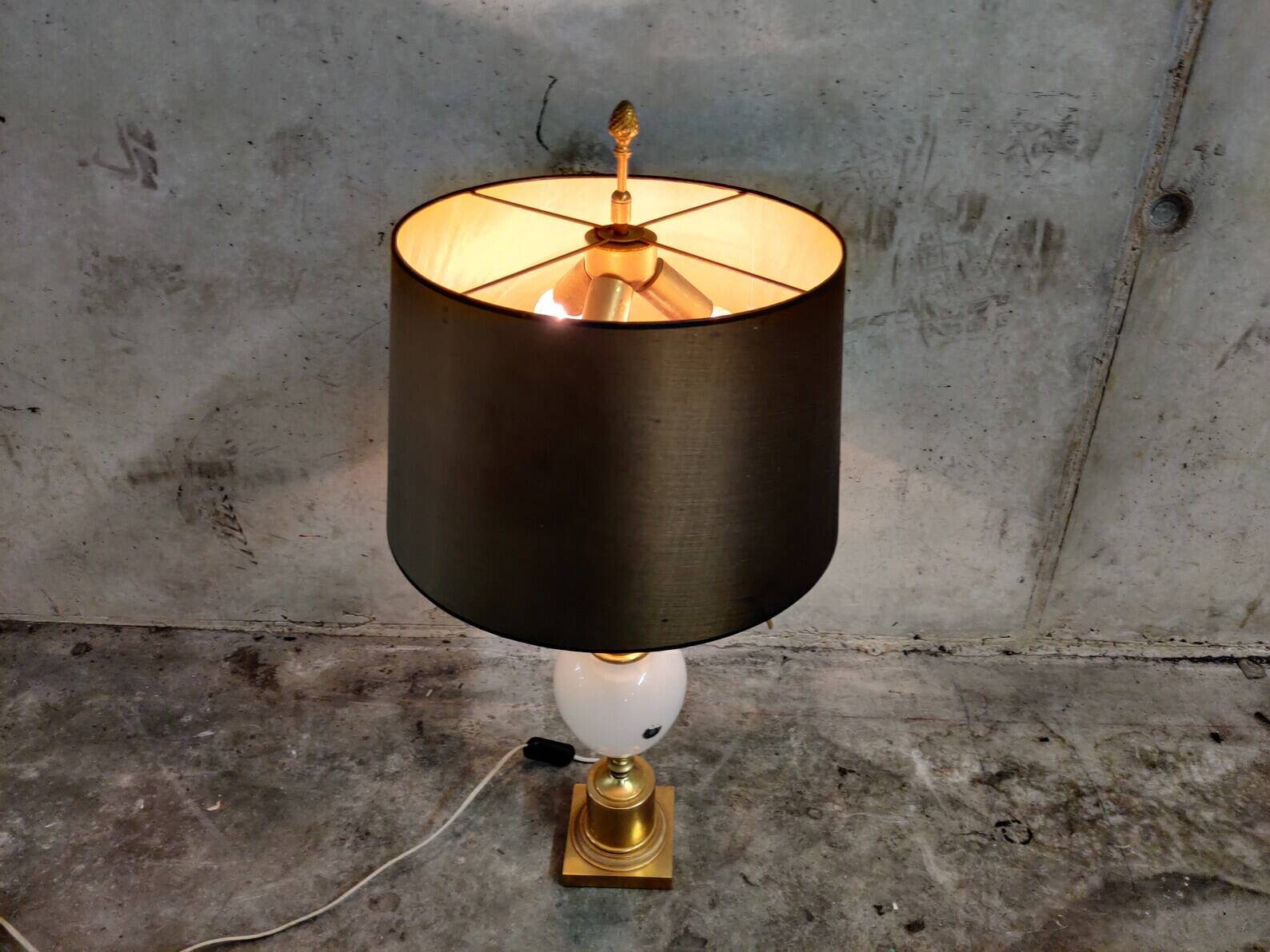 Lampe de table en laiton et opaline en forme de feuille d'ananas, années 1960