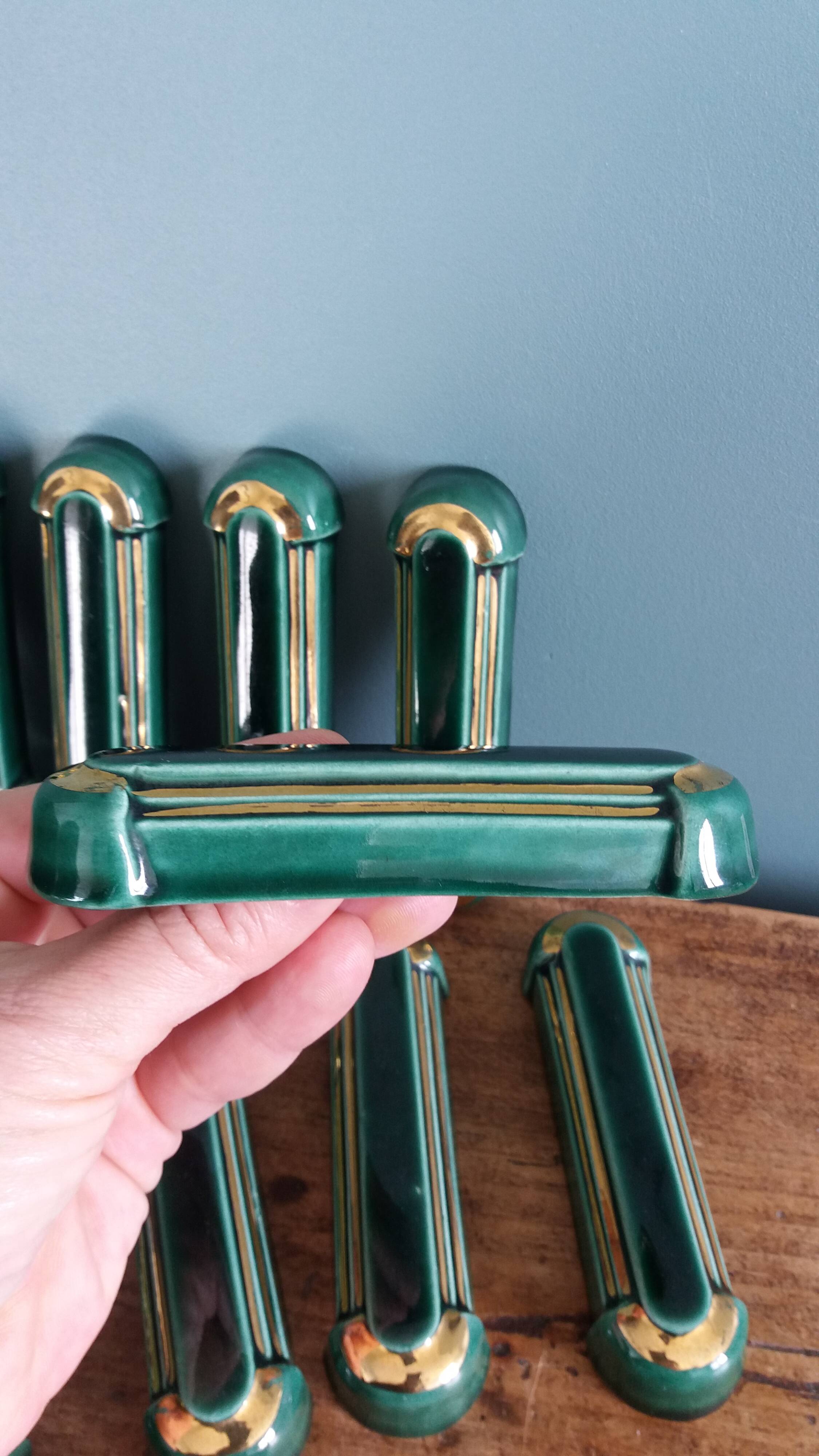 Poët Laval knife rest in emerald green ceramic and gold.