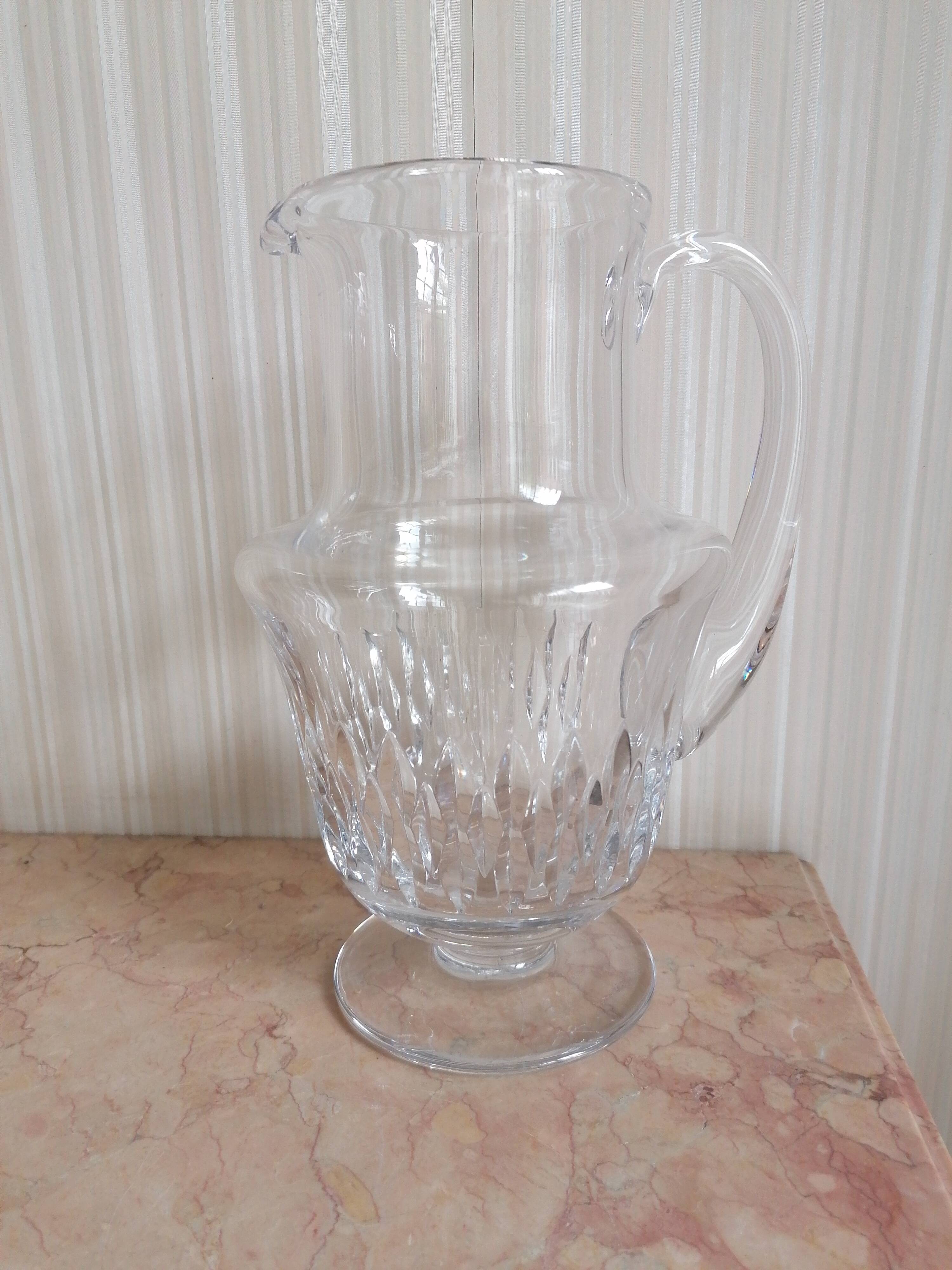broc en verre taillé
