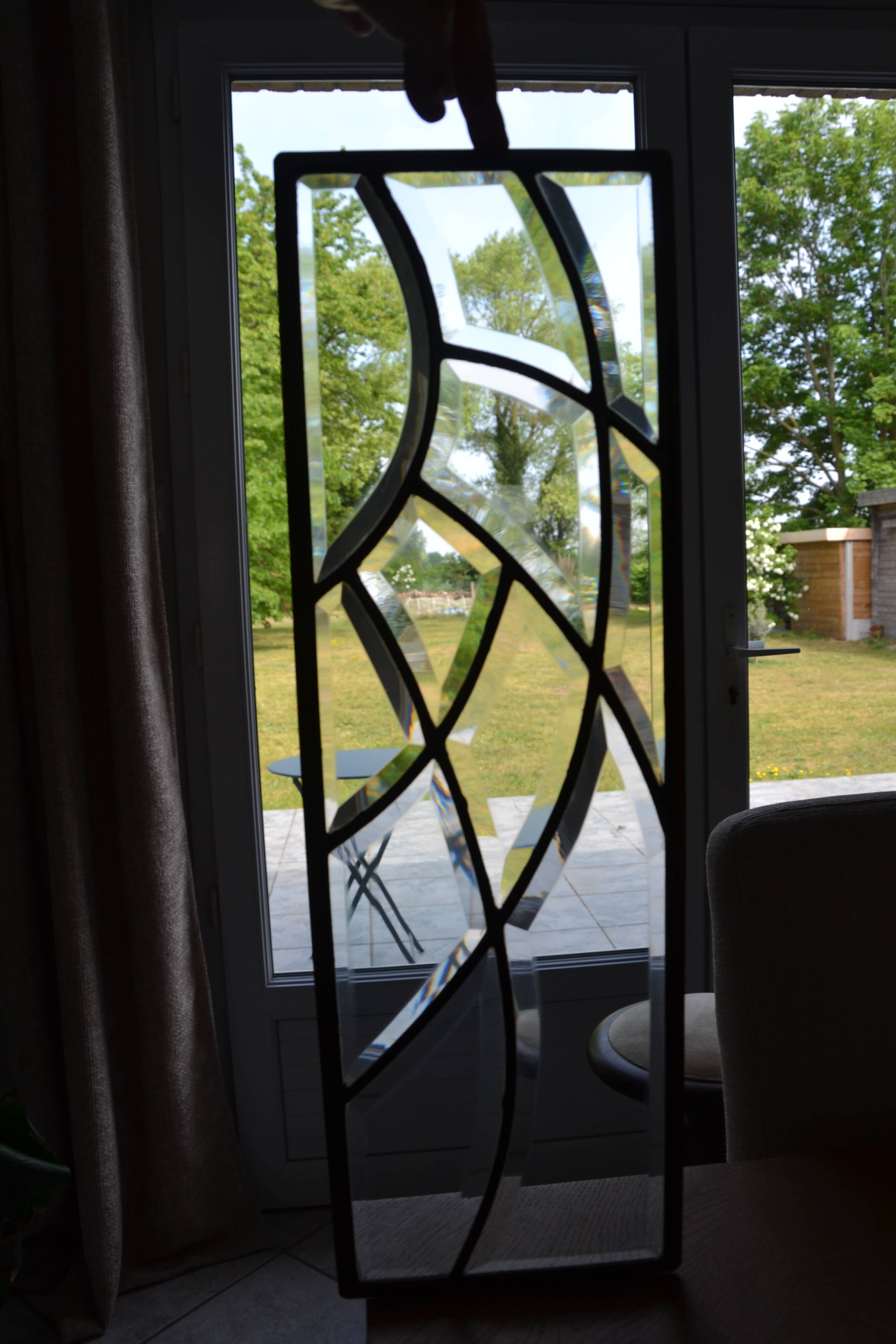 Deux vitraux en verre biseauté et laiton