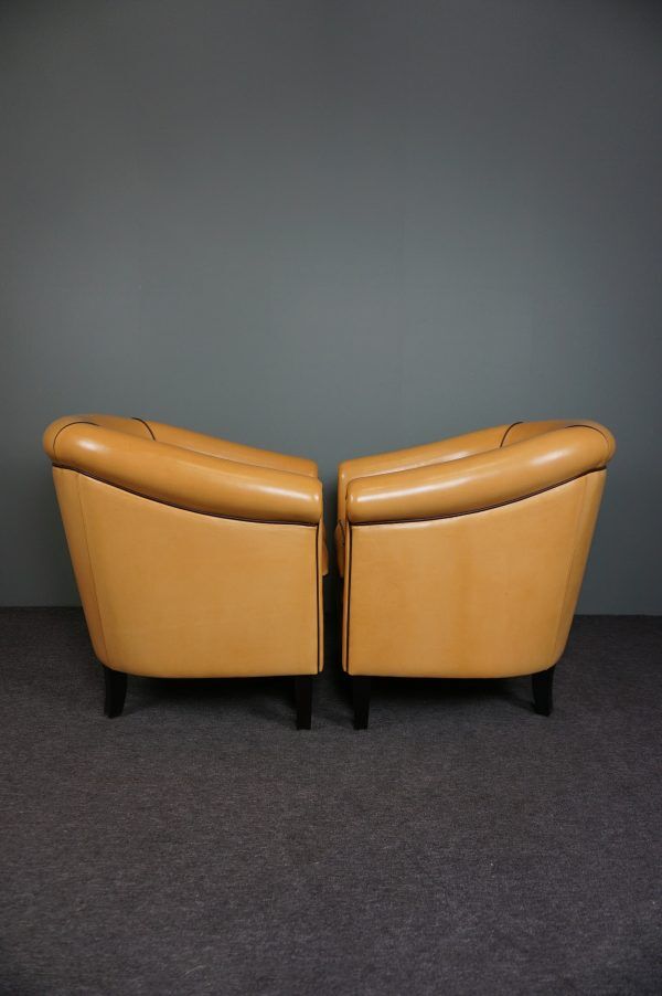 Set of 2 club chairs in blond sheepskin